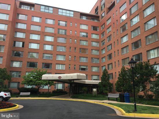 Lowest priced unit.  Enjoy affordable living with low monthly co-op fees that cover nearly all utilities, including water, electric, gas, central heating and cooling, trash removal, and exterior and common area maintenance.
River Place offers residents a wealth of amenities, featuring an outdoor pool, fully equipped fitness center, picnic areas, and beautifully maintained green spaces. Just two blocks from the Rosslyn Metro, this exceptional location provides quick access to Georgetown, Downtown Washington, DC, the Pentagon, National Landing, Crystal City, Alexandria, Tysons, and many of the region's top employers, restaurants, and attractions.
Perfect for a first-time purchaser, a commuter, or anyone seeking an easy, low-maintenance lifestyle, this inviting studio delivers an unbeatable blend of location, affordability, and everyday convenience. For added value, the existing furnishings may convey with the property at the buyer's request.  No need to take the elevators, the unit is on the first floor.