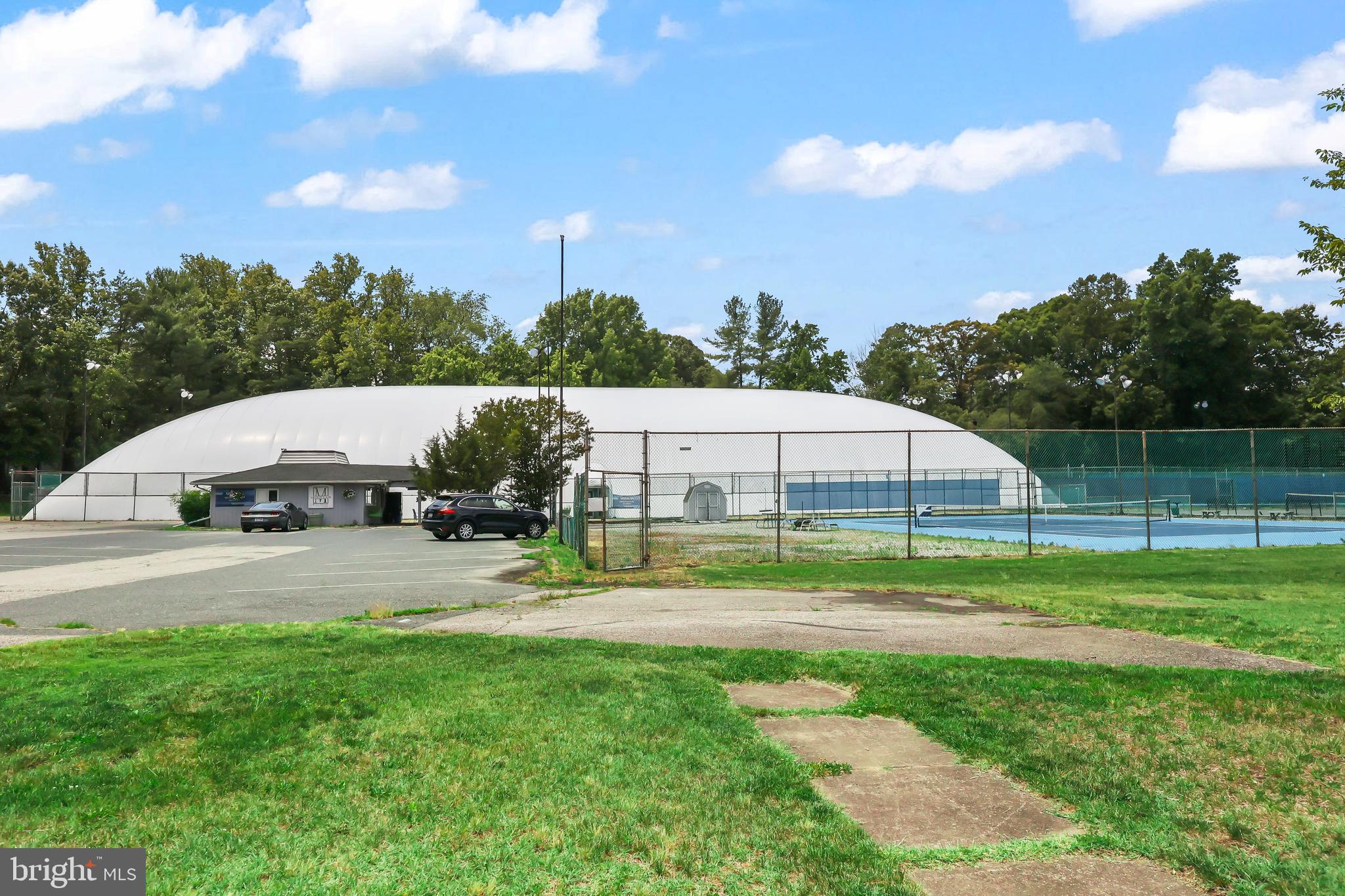 COUNTRY CLUB LAKE - Residential