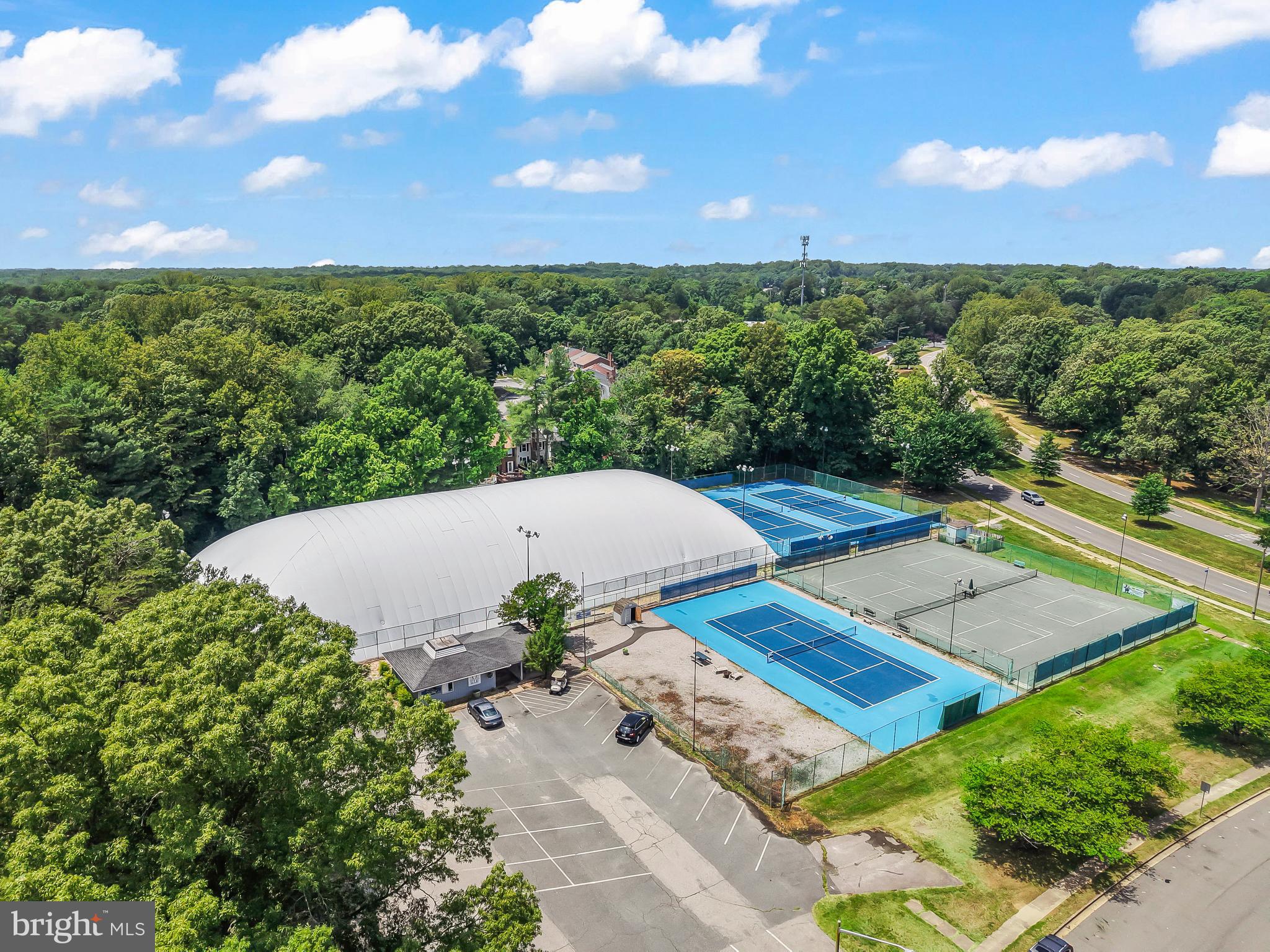COUNTRY CLUB LAKE - Residential