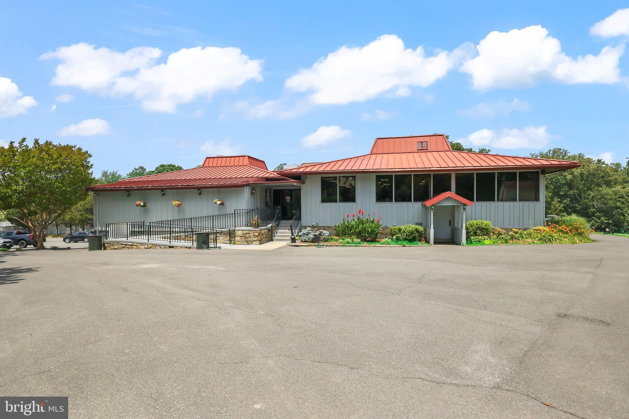 COUNTRY CLUB LAKE - Residential