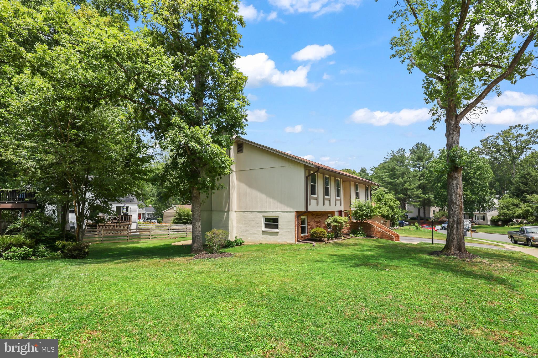 COUNTRY CLUB LAKE - Residential