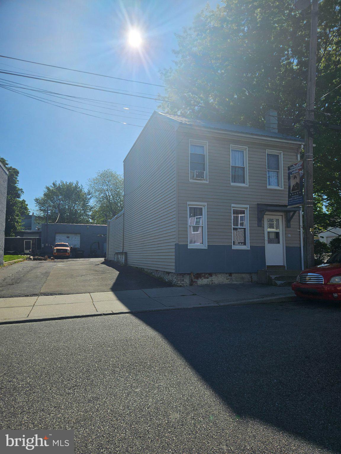 Main image without alt text