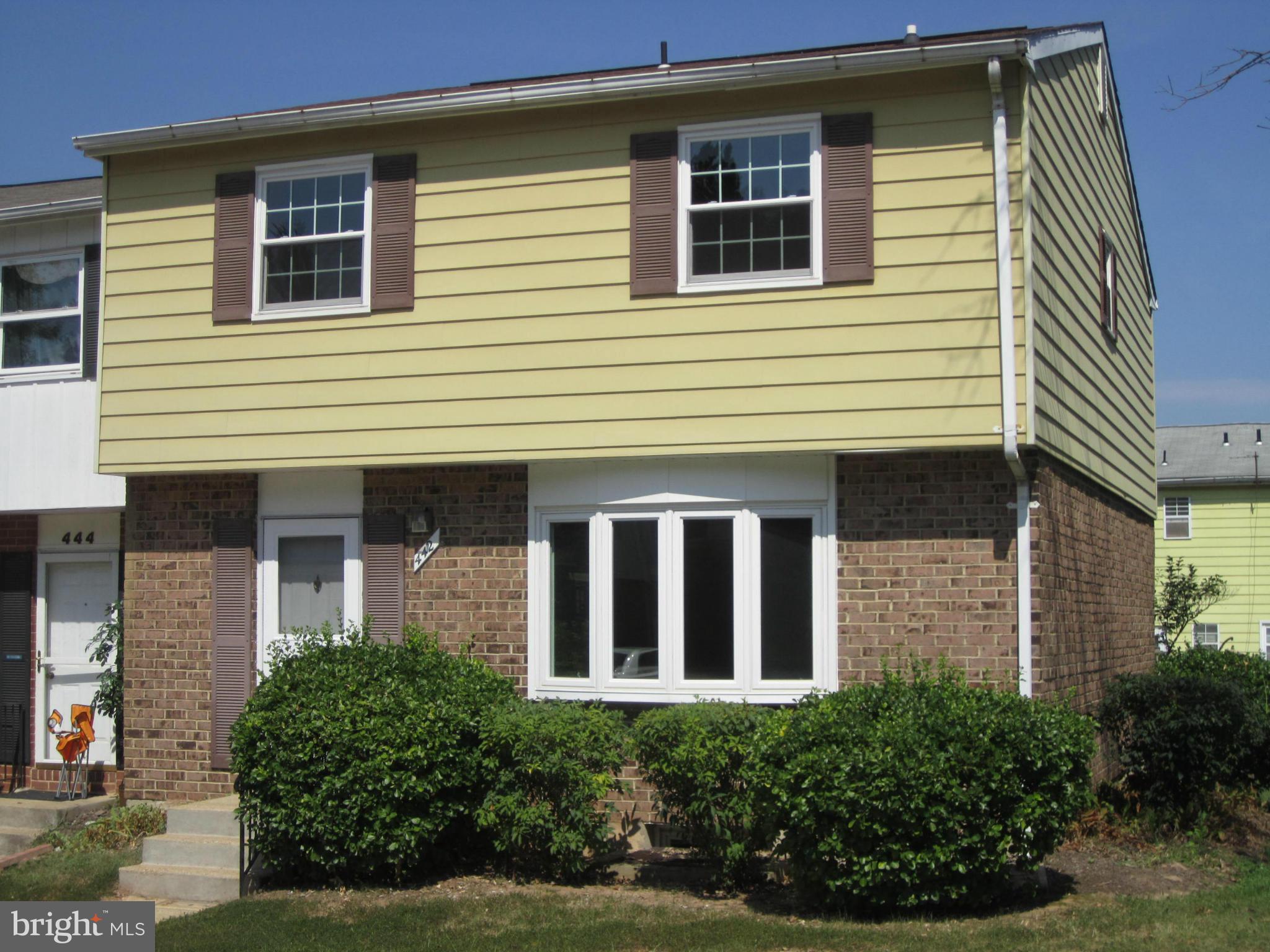SALE FELL THROUGH. RELEASE PENDING. END-OF-GROUP! ALL BRAND NEW STAINLESS STEEL APPLIANCES HAVE BEEN INSTALLED!! ALL REMODELED BATHS! FRESHLY PAINTED THROUGHOUT AND NEWER CARPET ON 2ND LEVEL! FINISHED BASEMENT WITH BAR. PRIVACY FENCED BACKYARD. REPLACEMENT WINDOWS. MOVE RIGHT IN TO THIS EXTRA LARGE, 4 BEDROOM, LIKE-NEW HOME WITH BRAND NEW ROOF!