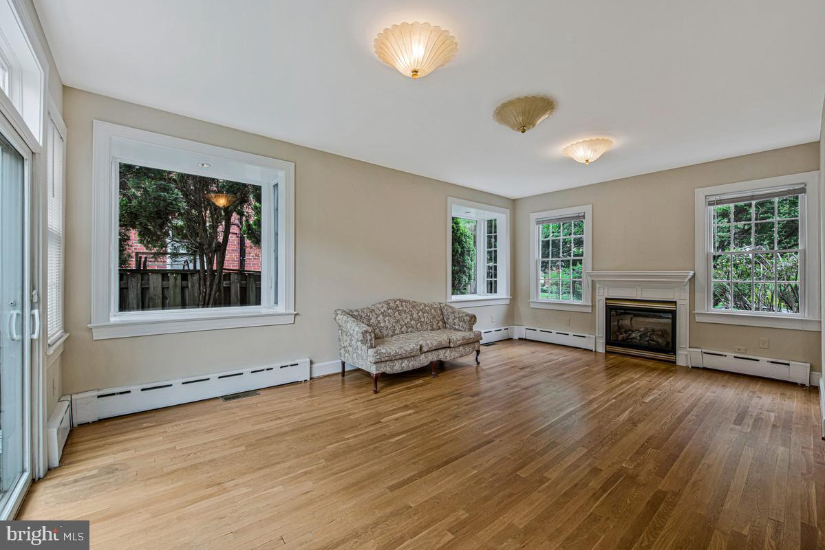 GLENBROOK KNOLLS - Residential
