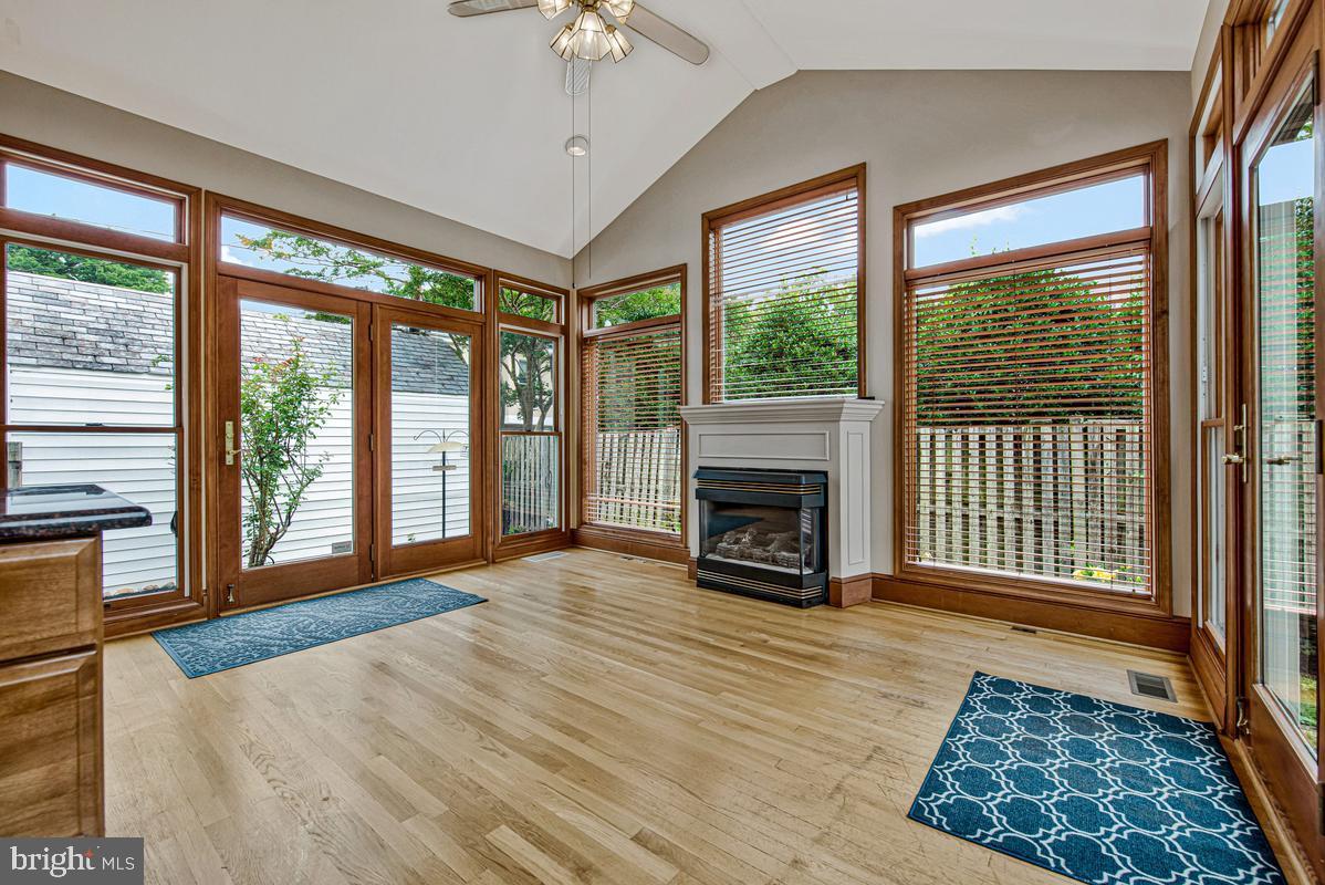 GLENBROOK KNOLLS - Residential