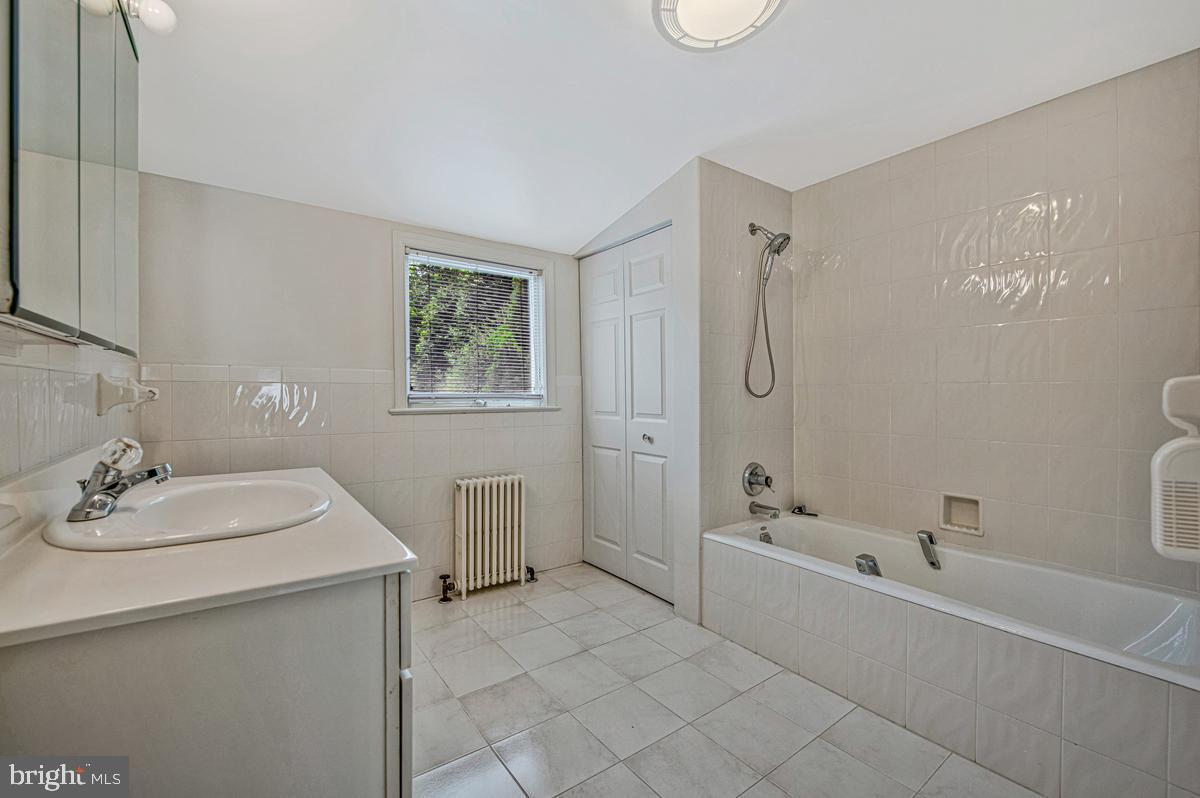 GLENBROOK KNOLLS - Residential