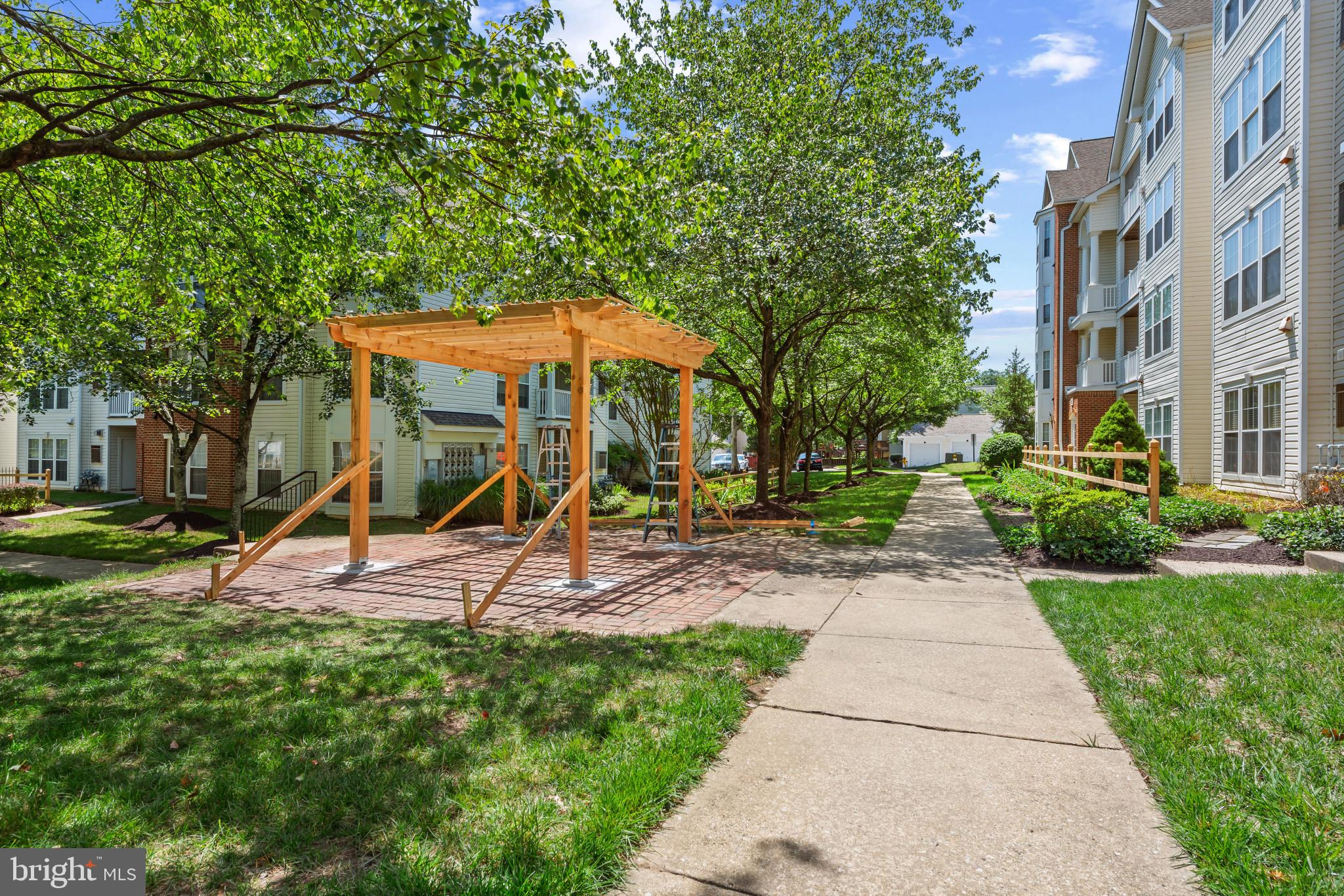 OXBOW APTS AT RUSSETT - Residential
