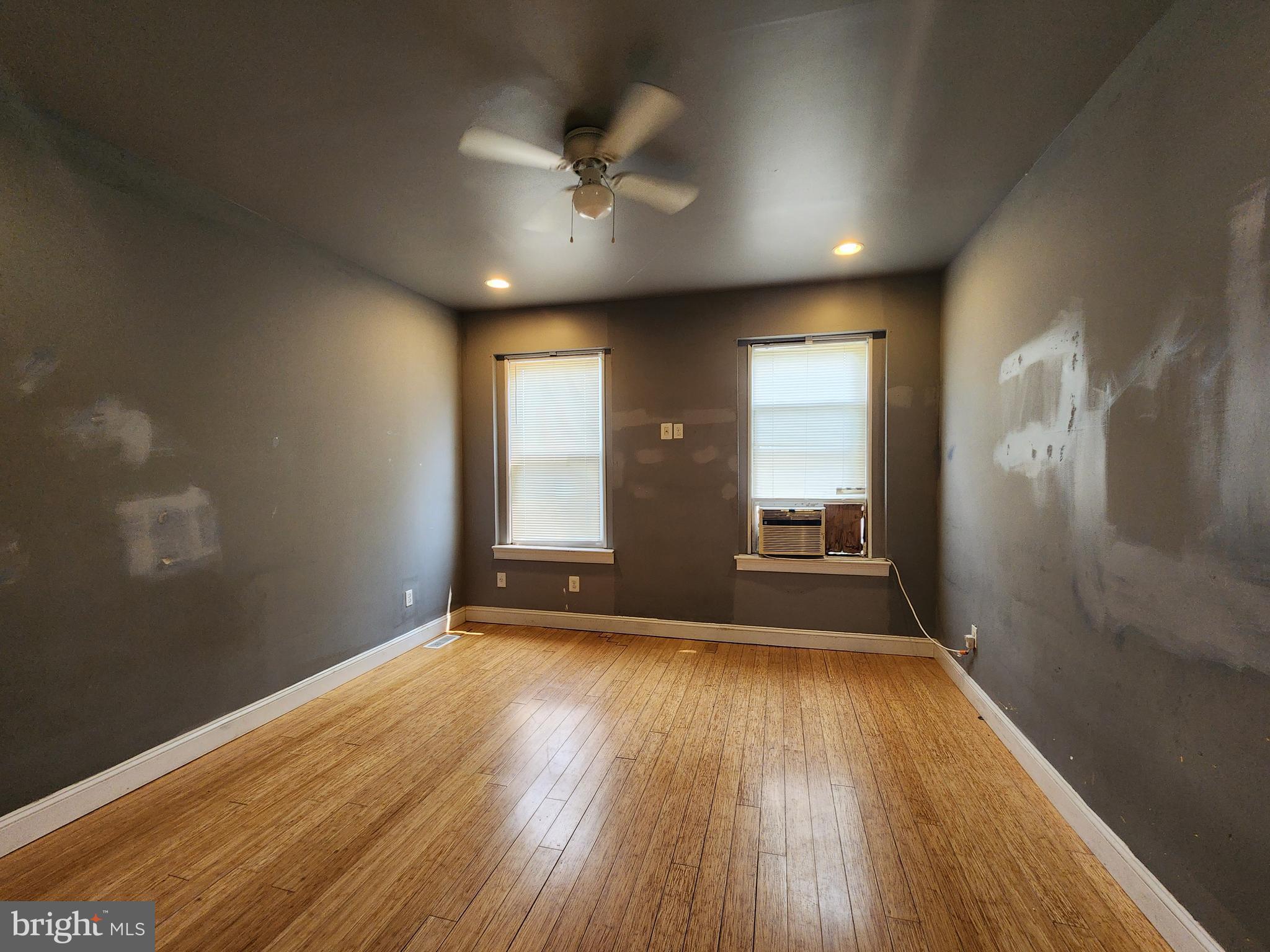 ELLWOOD PARK - Residential