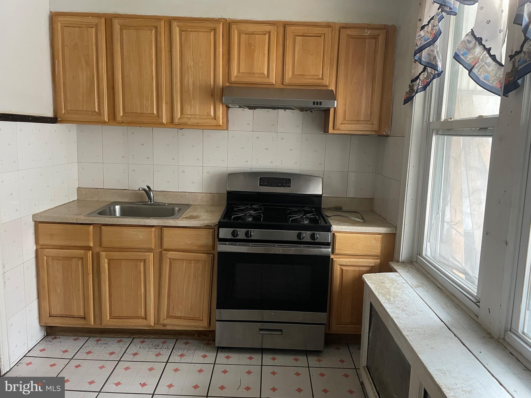 Welcome to this charming 3-bedroom, 1.5-bathroom home in a convenient South Philadelphia location. The property features original hardwood floors and a unique middle bedroom with skylights that brings in beautiful natural light.
Home is being sold in as-is condition, offering a great opportunity for buyers looking to customize or renovate to their style.