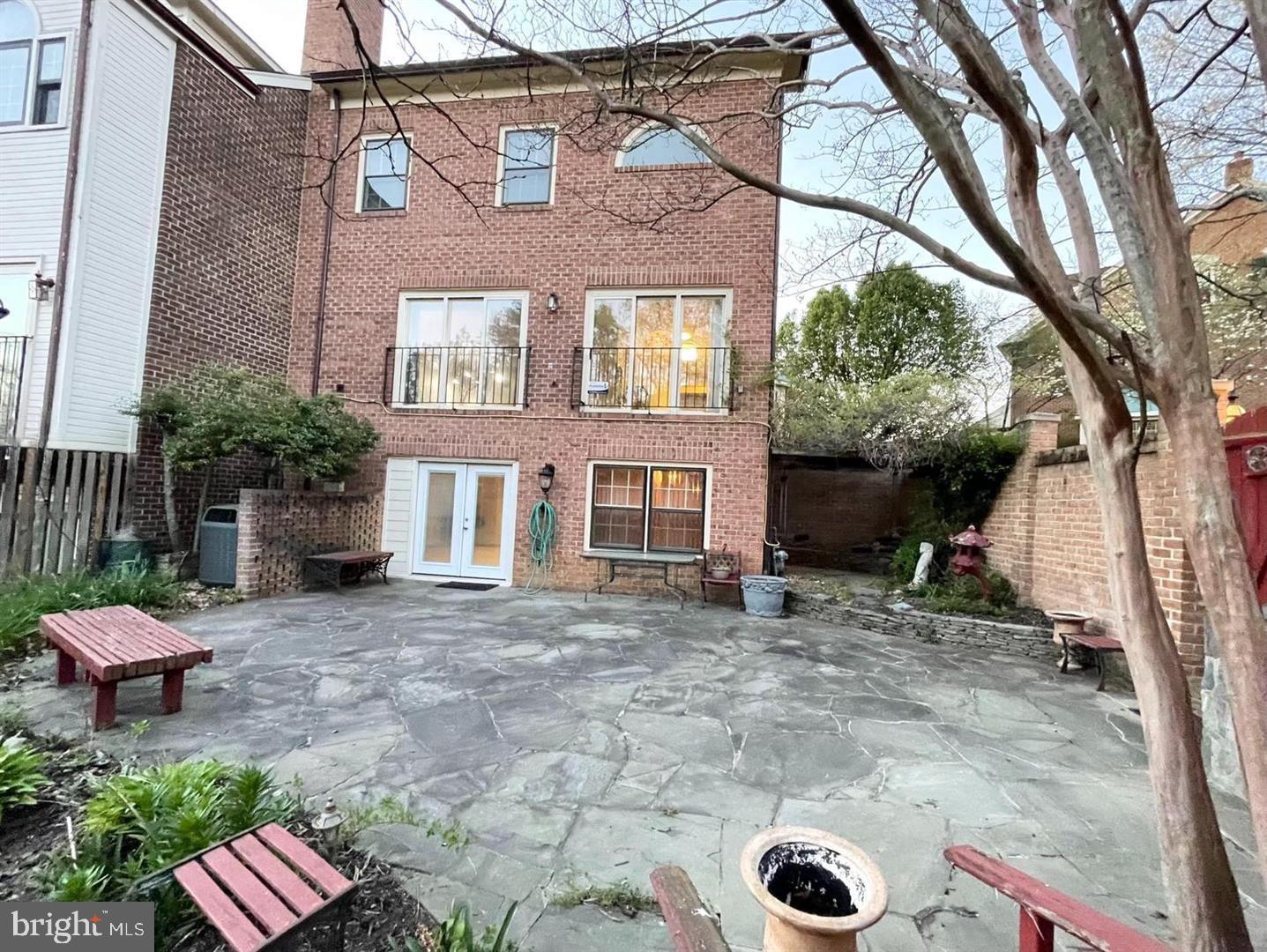 LANDMARK MEWS - Residential Lease