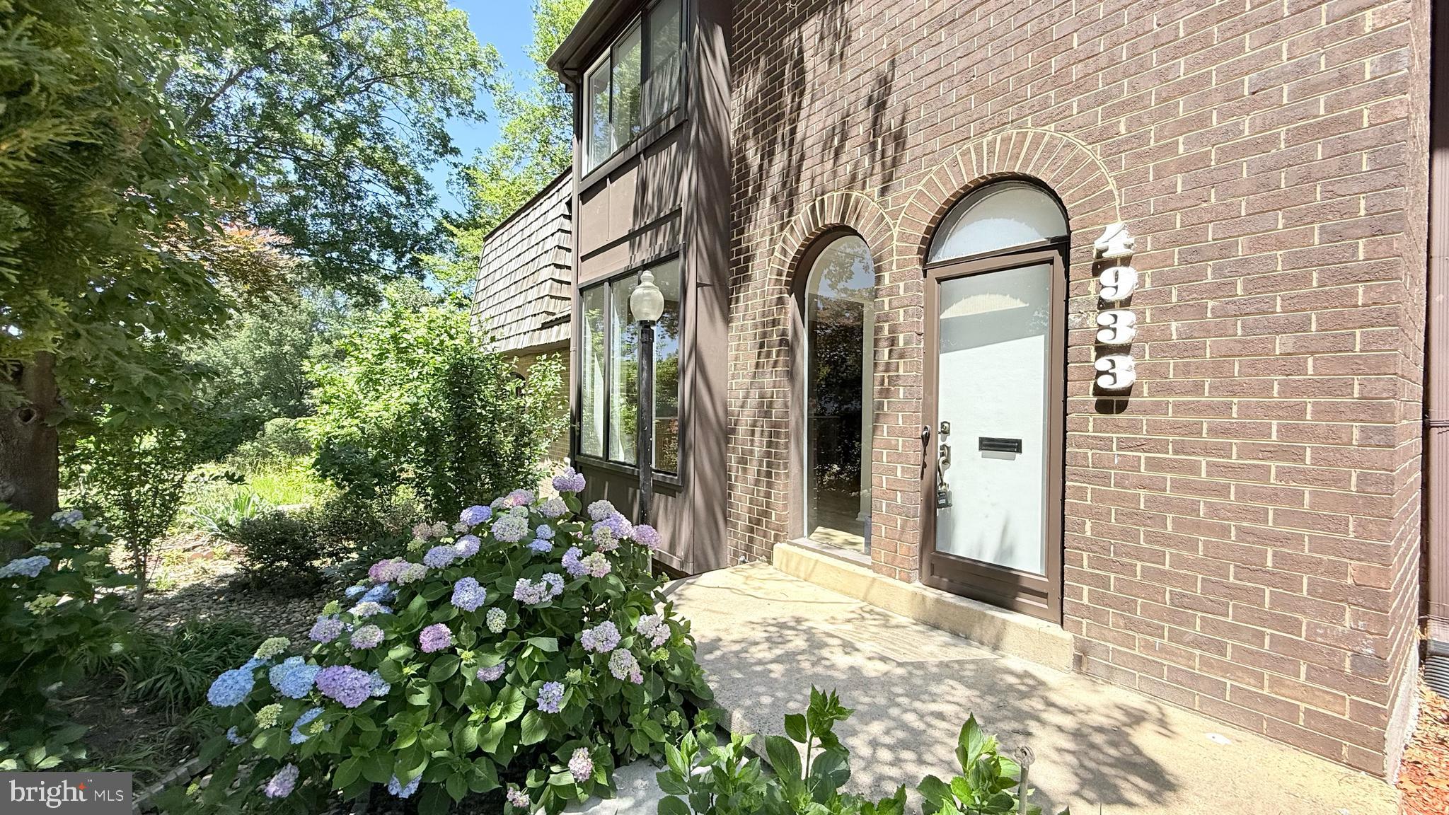 AMERICANA FAIRFAX - Residential