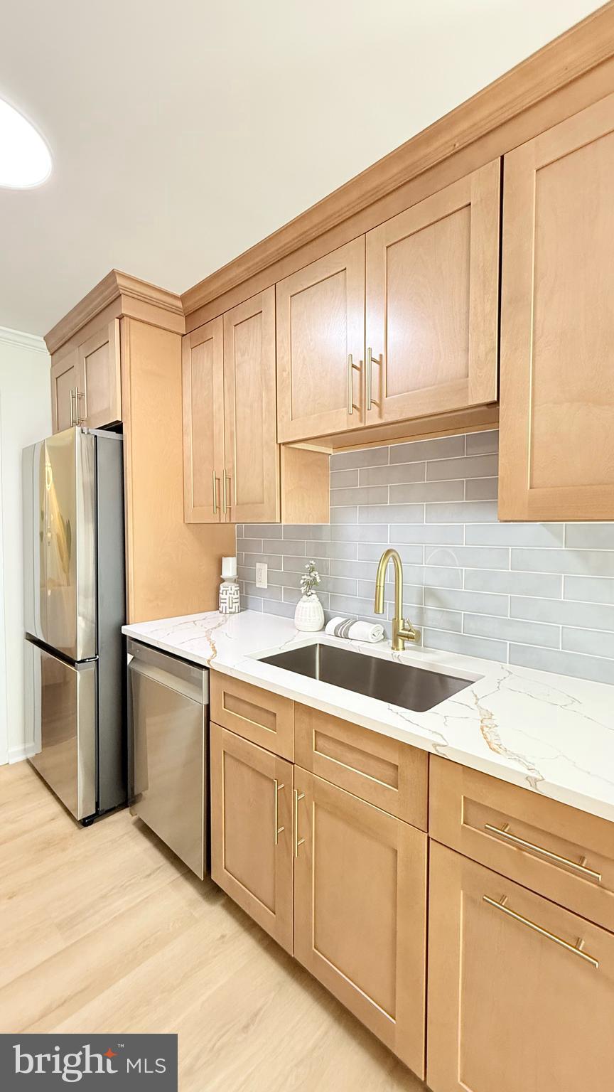 AMERICANA FAIRFAX - Residential