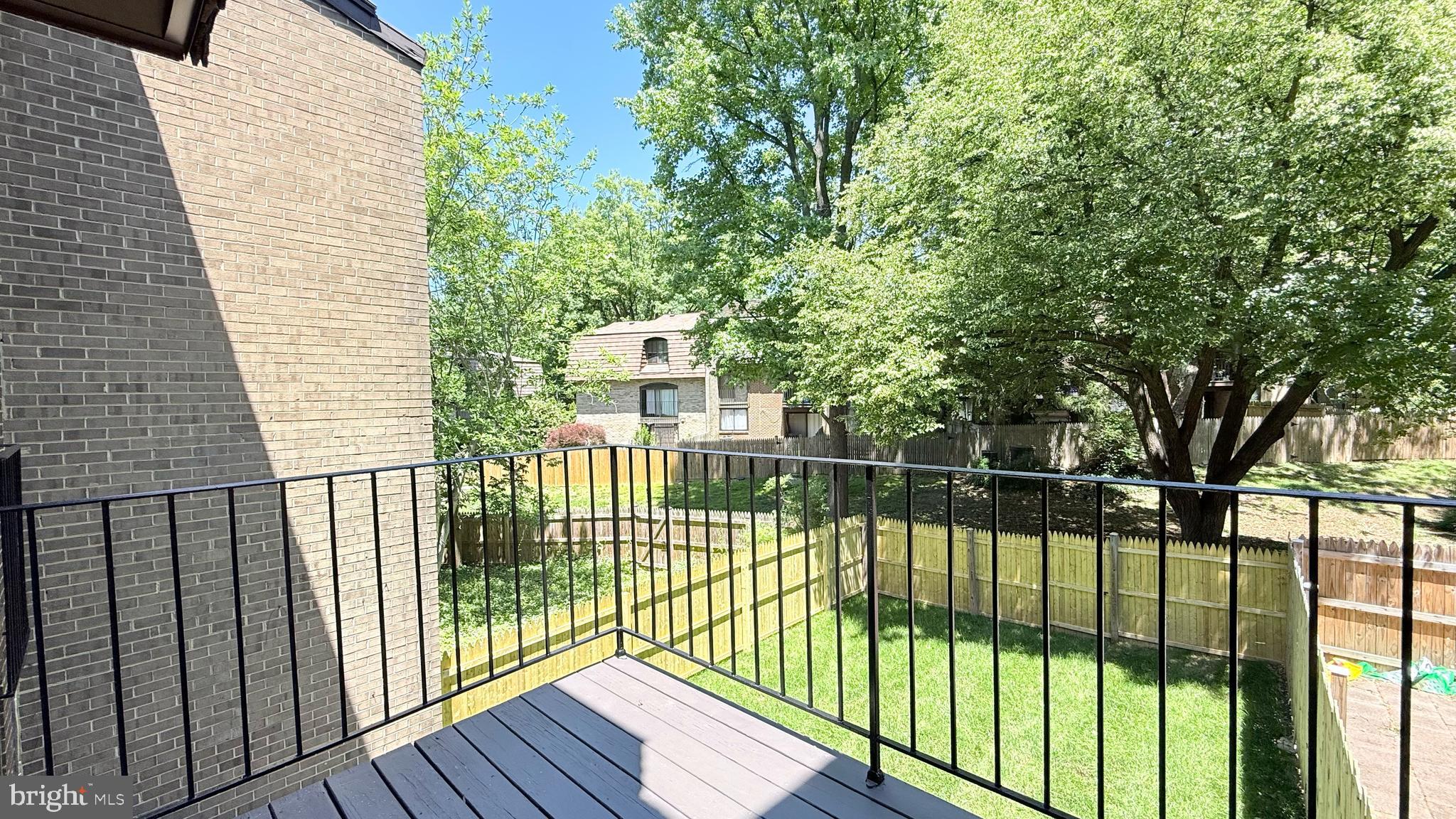 AMERICANA FAIRFAX - Residential