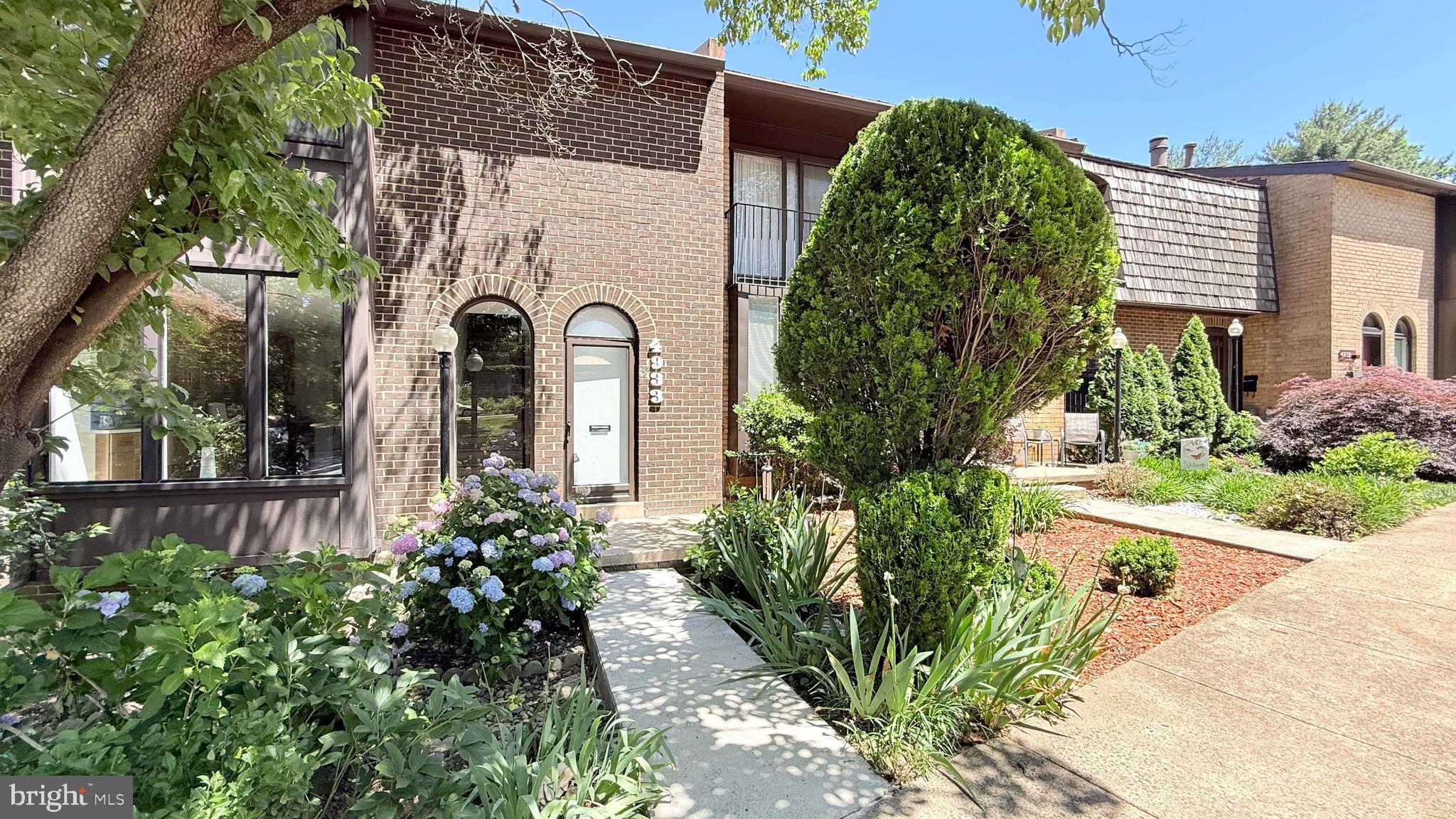 AMERICANA FAIRFAX - Residential