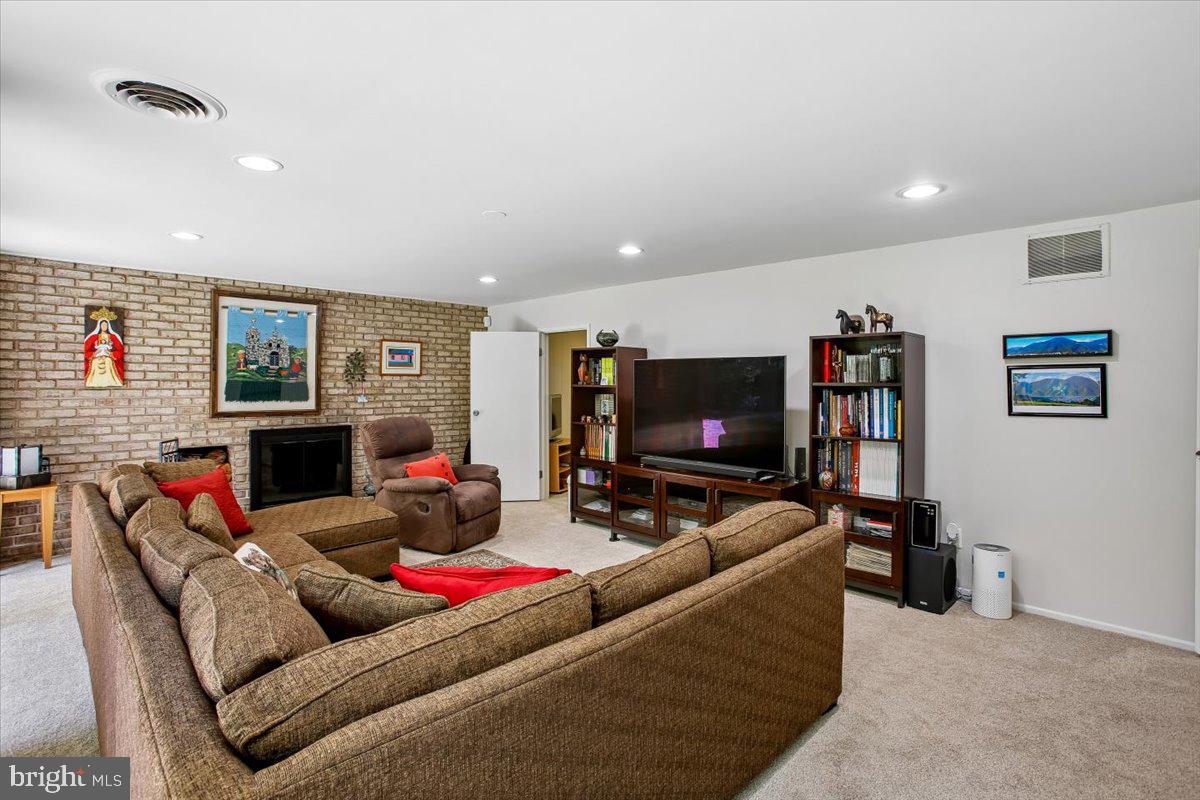 CARDEROCK SPRINGS - Residential