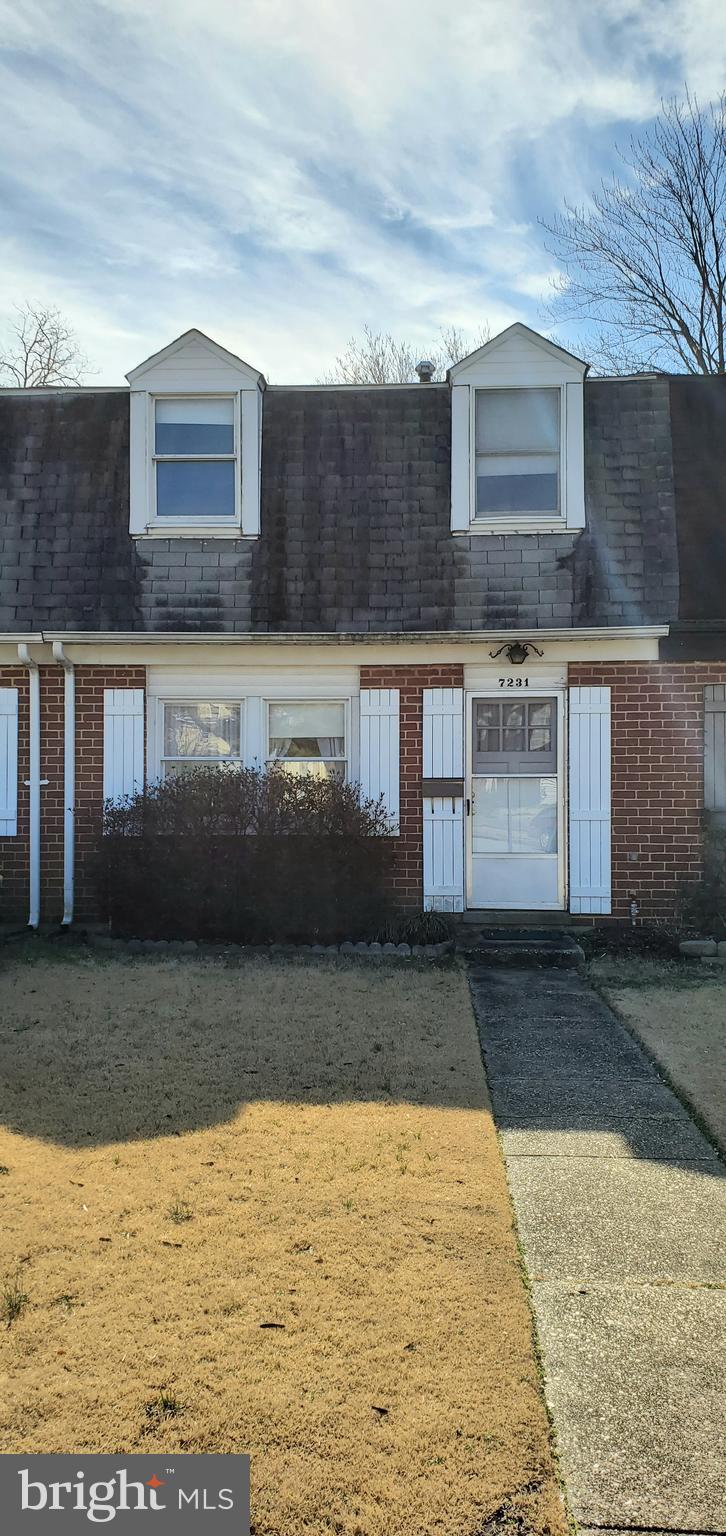 3 bedroom townhome with lots of potential!! Open layout on main level with spacious kitchen and living area. Nice sized fully fenced back yard.  Needs some TLC, but perfect for an investor or first time home buyer!