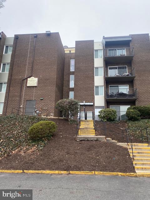 ONE BR, ONE BA condo conveniently located in the West End Community. Utilities included in the rent. Combination washer/dryer located in unit for your convenience. Private balcony for your outdoor enjoyment! Community amenities abound; pools, fitness center, tennis courts and more! Shuttle provided to Metro. AVAILABLE MAY 1.
Tenants to pay move-in fees/deposits ($350) to West End. Tenant required to enroll in Resident Benefit Program for additional $35/month. Pets case by case along with a $500 Non-Refundable Pet Fee.