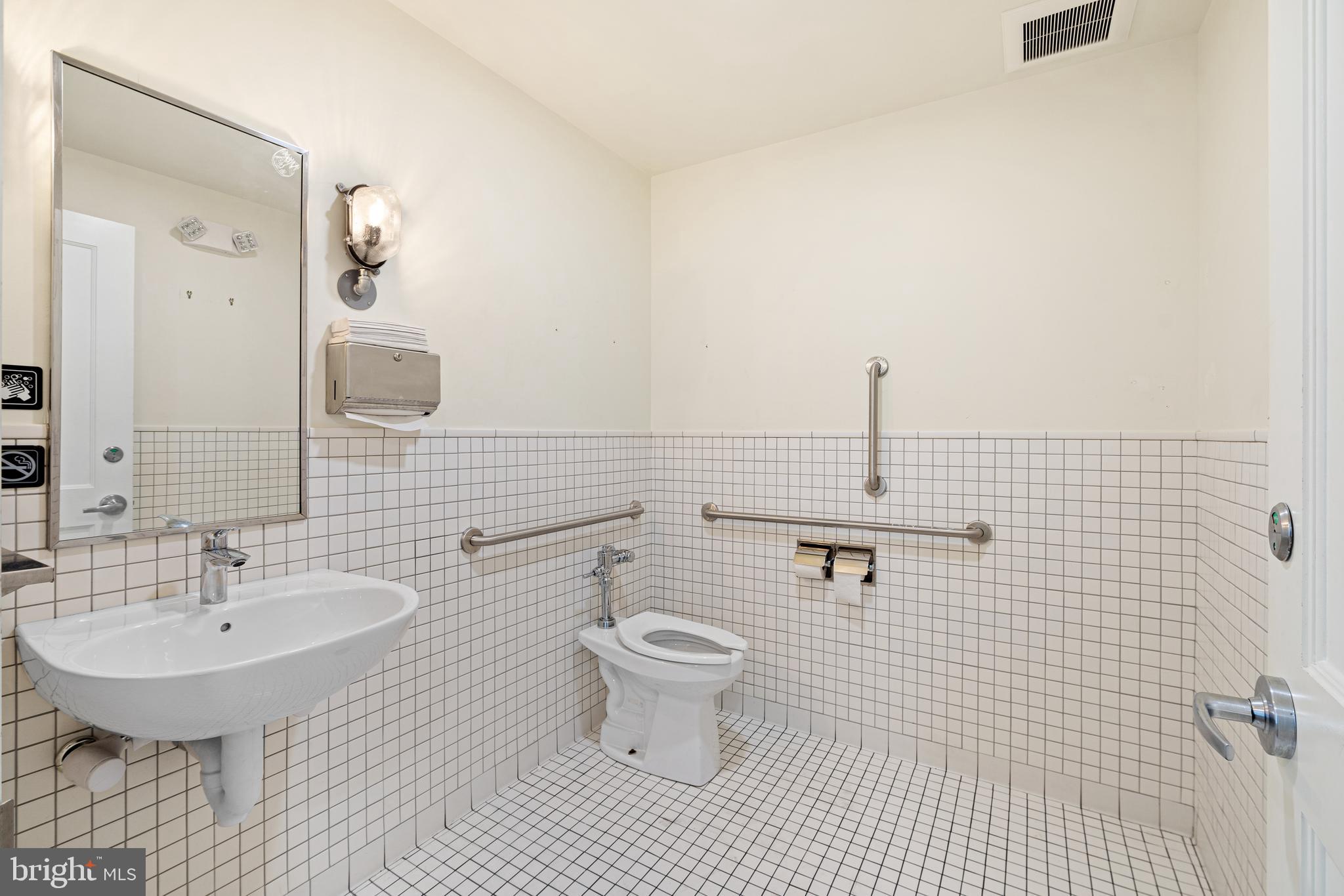 SOUTH KENSINGTON - Commercial Sale