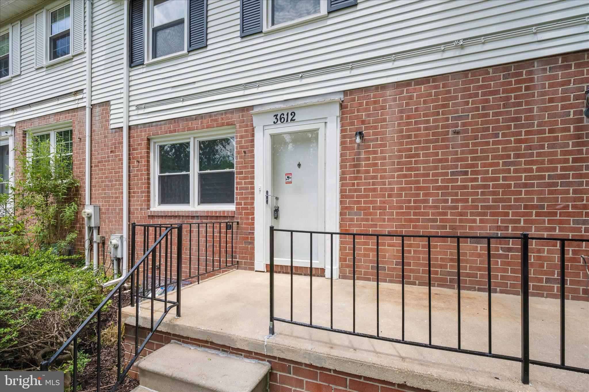 DOUBLE ROCK TOWNHOUSES - Residential
