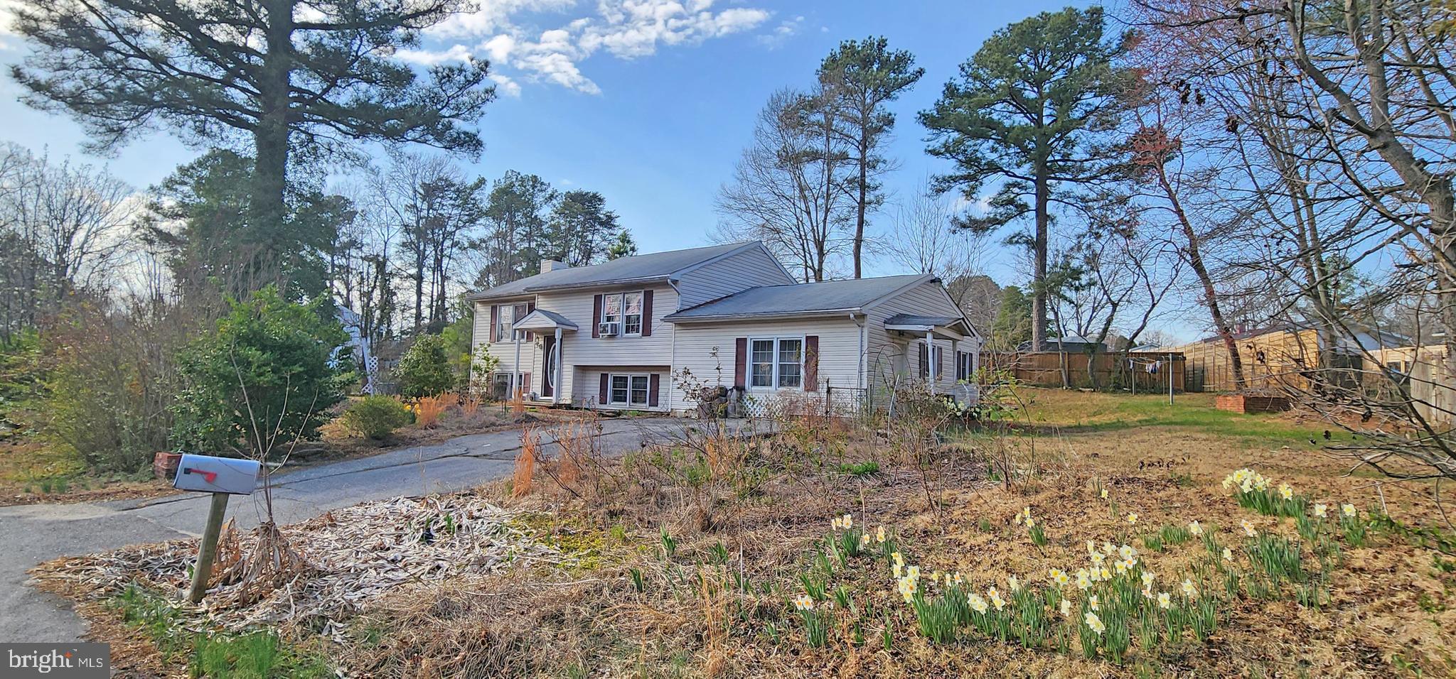 Split Foyer located on nice sized corner lot within the community of Spring Valley. Property is close to schools, restaurants, shopping and major employment areas. No HOA.