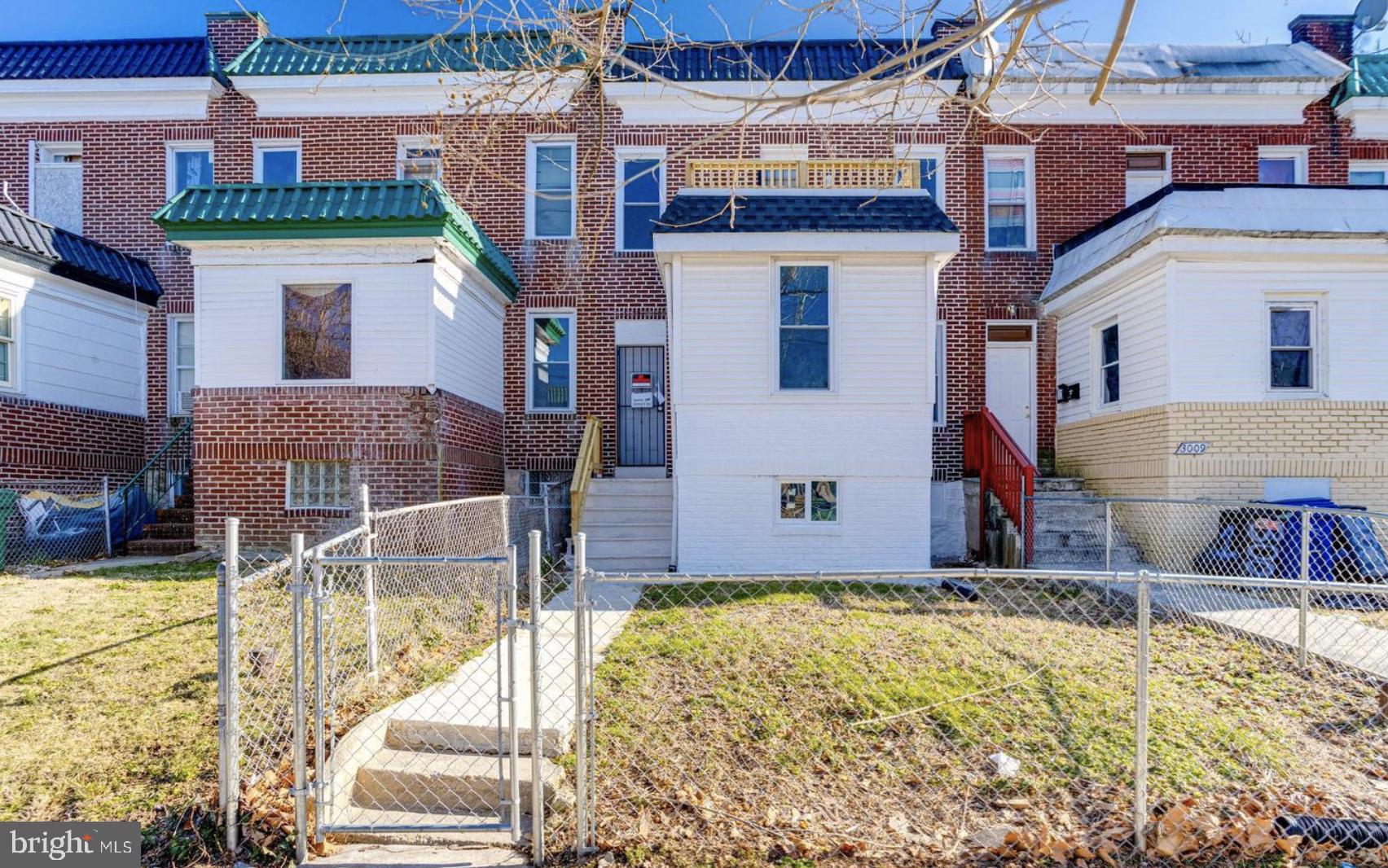 TOTALLY RENOVATED 2 BED 1 BATH UPPER UNIT WITH ALL NEW FLOORING, KITCHEN WITH SEPARATE DINING ROOM AND LIVING ROOM, SPACIOUS BEDROOMS, BALCONY/TERRACE IN NEWLY REVITALIZED AREA OF GREENSPRINGS/PARK HEIGHTS AREA. 

EASY AND FAST APPLICATION PROCESS. CALL ABOUT OUR PRE SUMMER RENT SPECIALS.