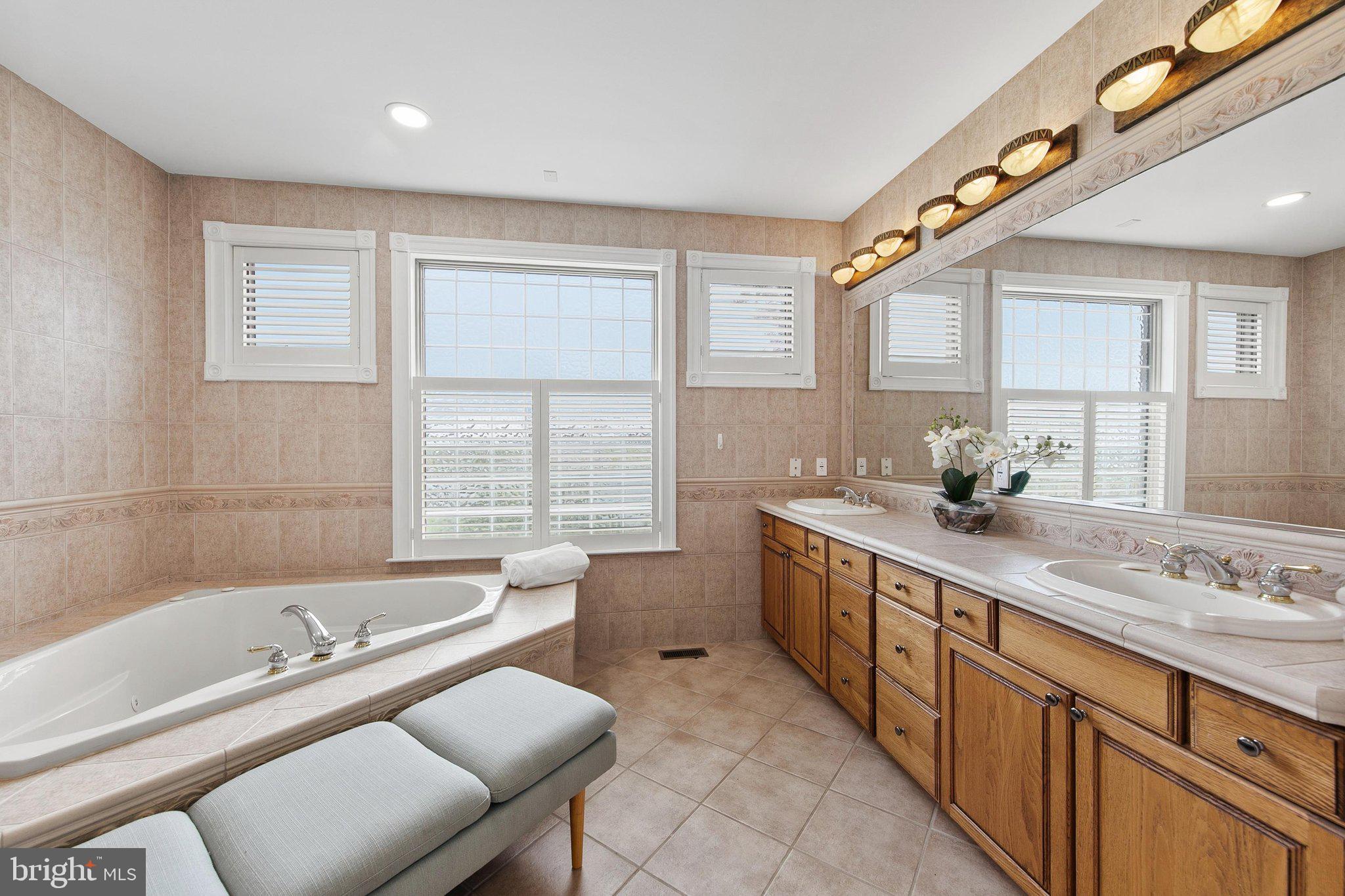 LIGHTHOUSE SOUND - Residential