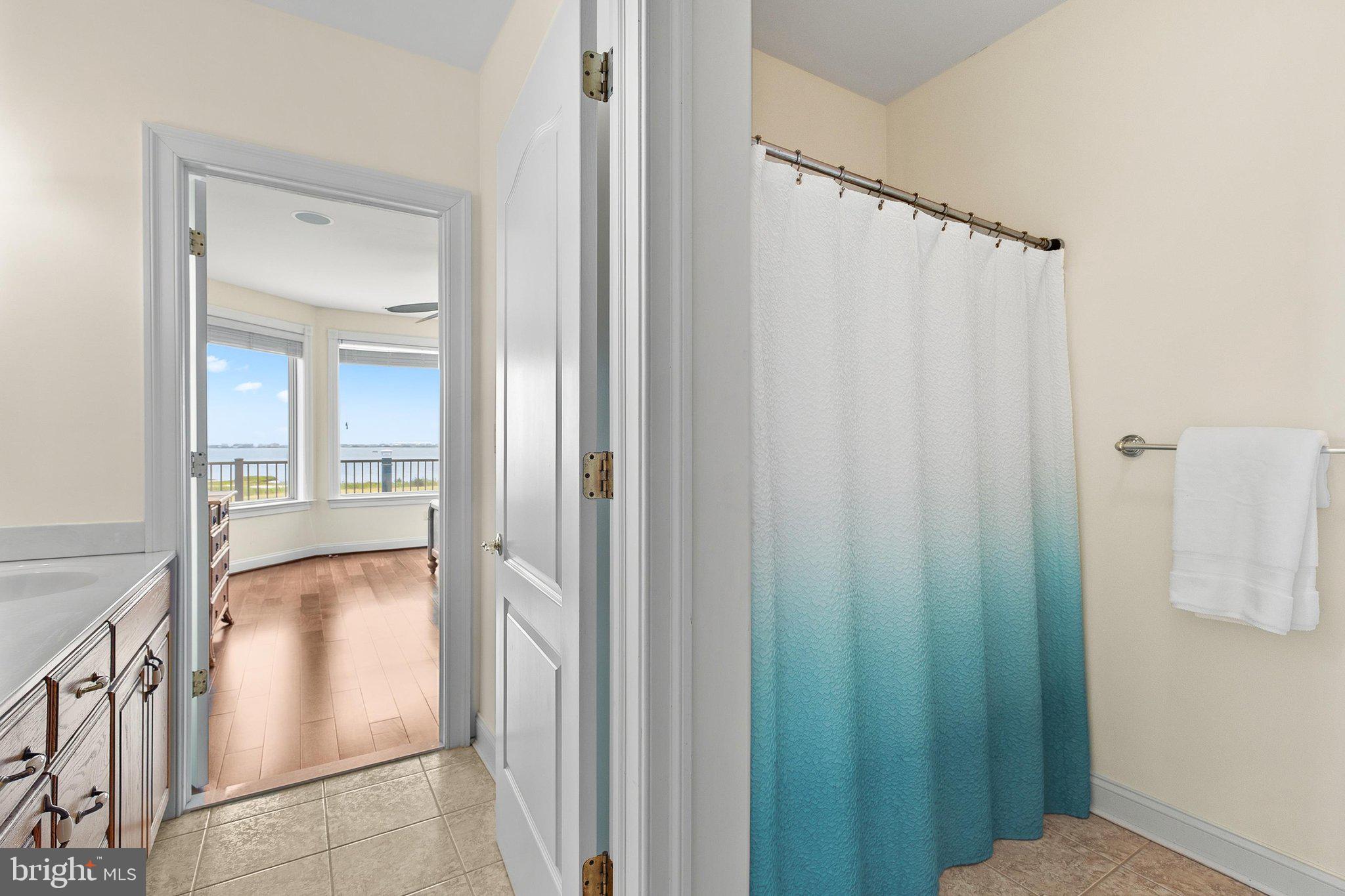 LIGHTHOUSE SOUND - Residential