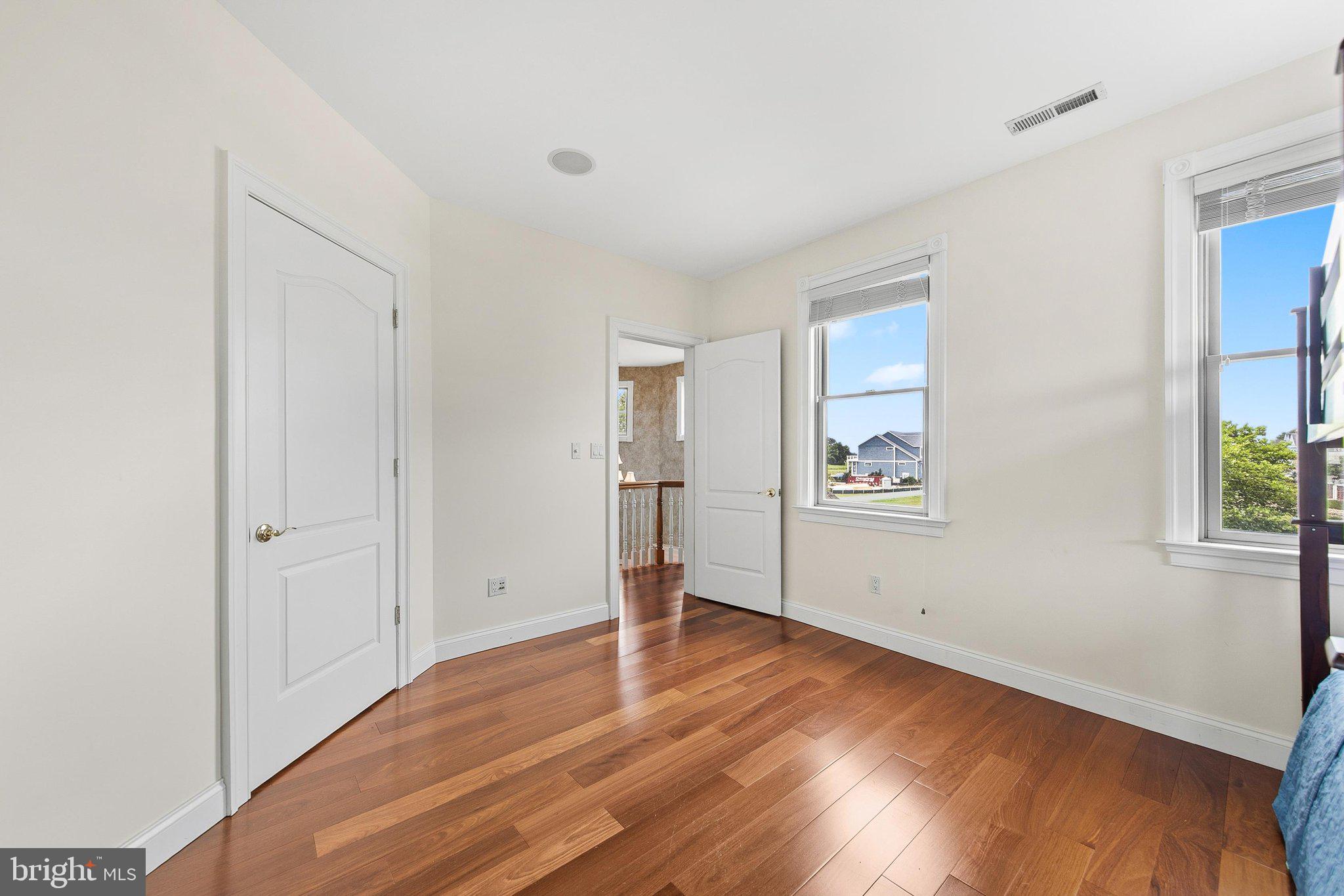LIGHTHOUSE SOUND - Residential