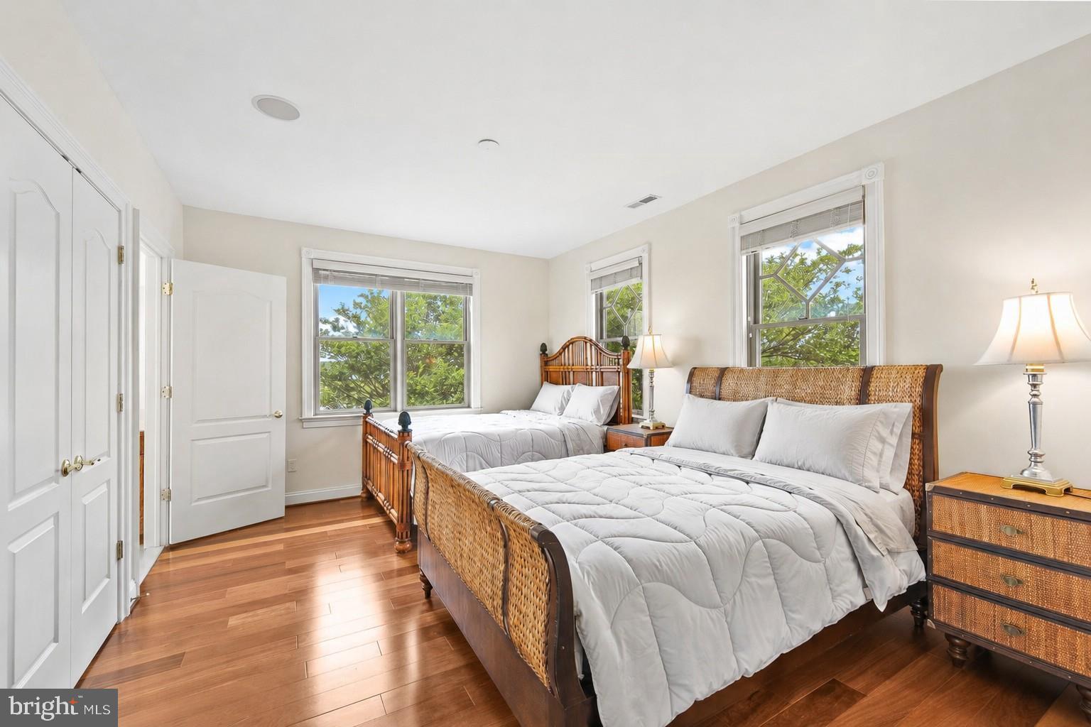 LIGHTHOUSE SOUND - Residential