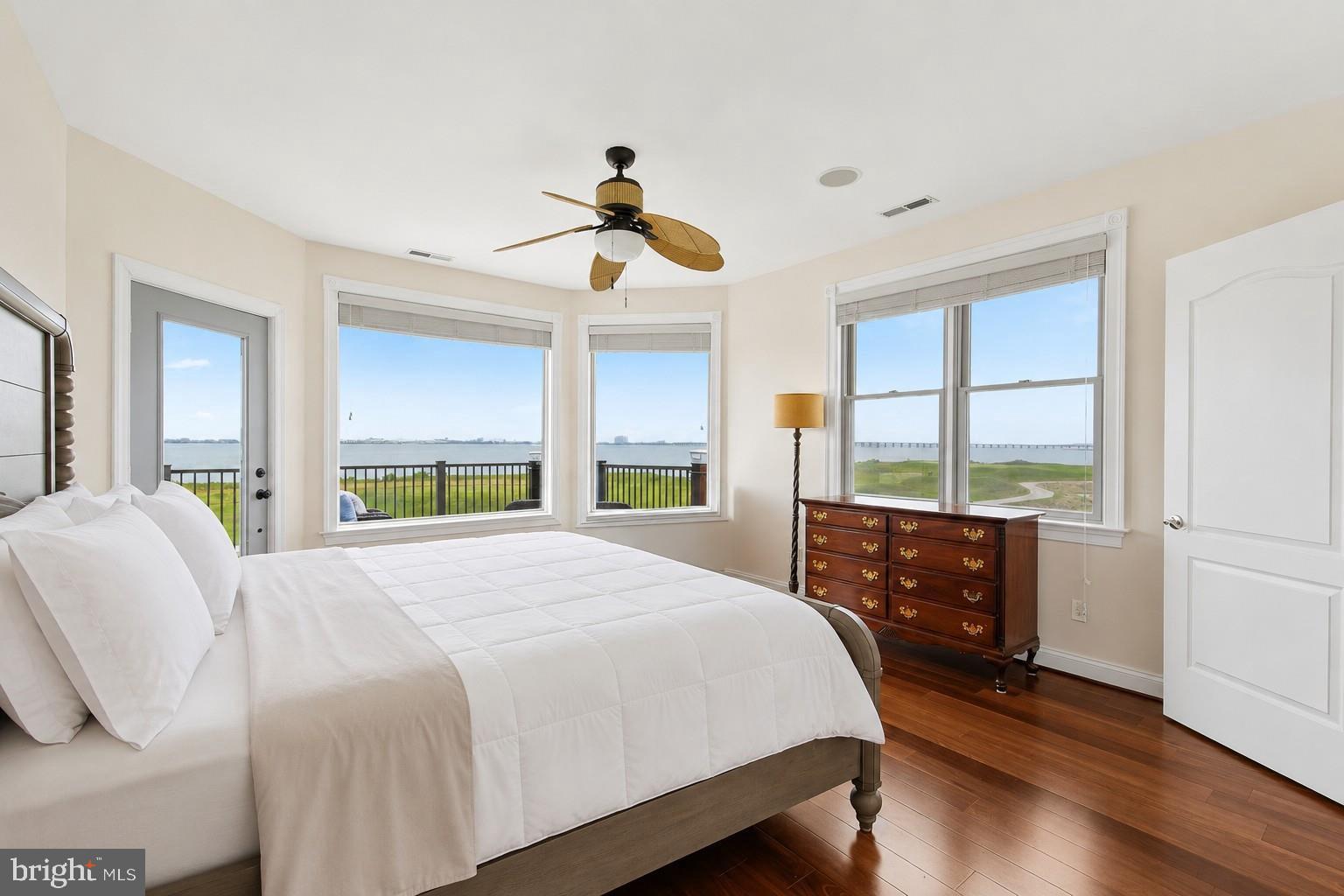 LIGHTHOUSE SOUND - Residential