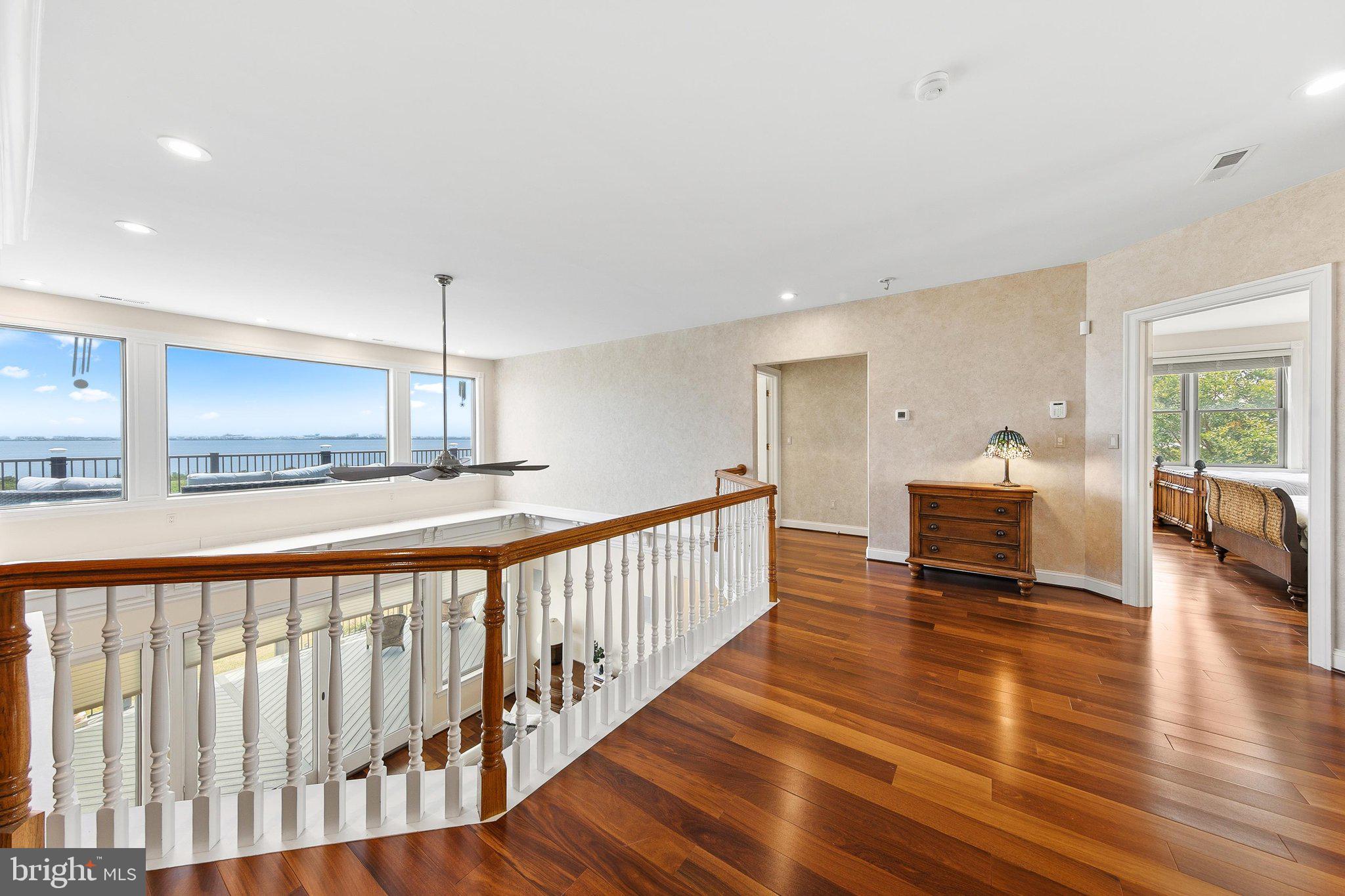 LIGHTHOUSE SOUND - Residential