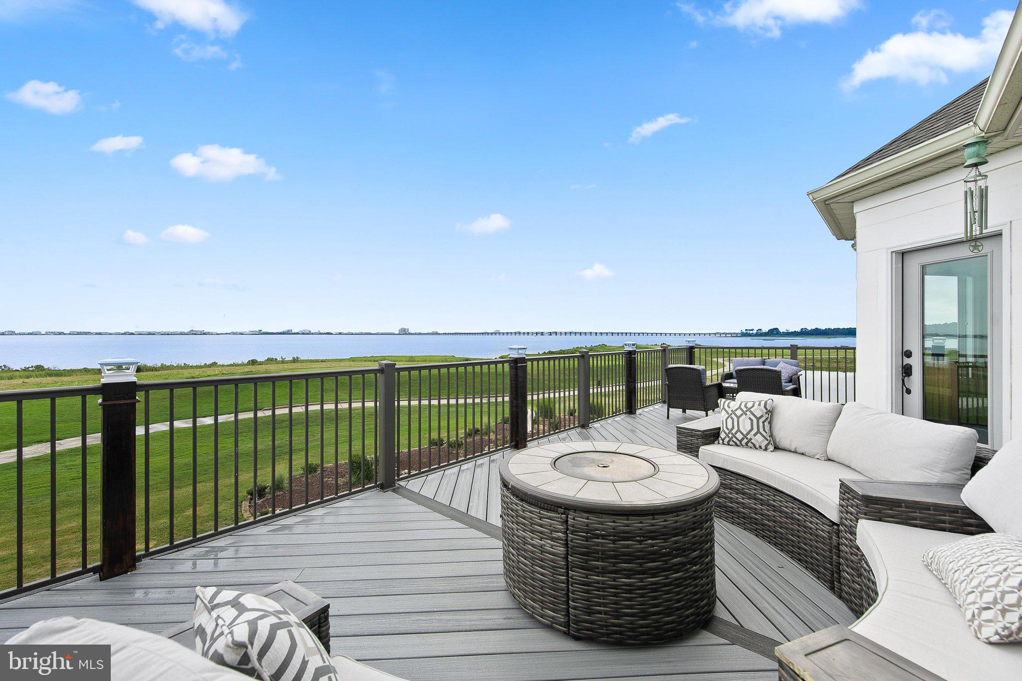 LIGHTHOUSE SOUND - Residential