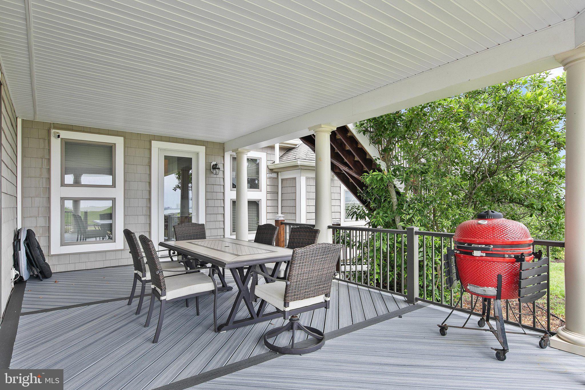 LIGHTHOUSE SOUND - Residential