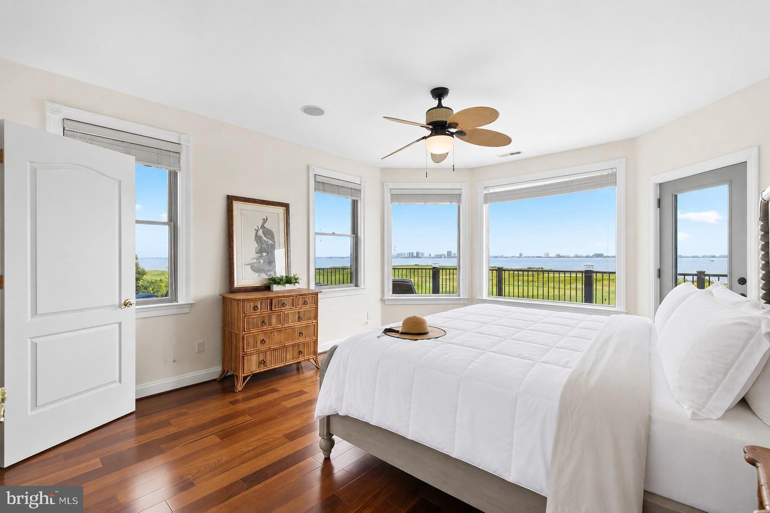 LIGHTHOUSE SOUND - Residential