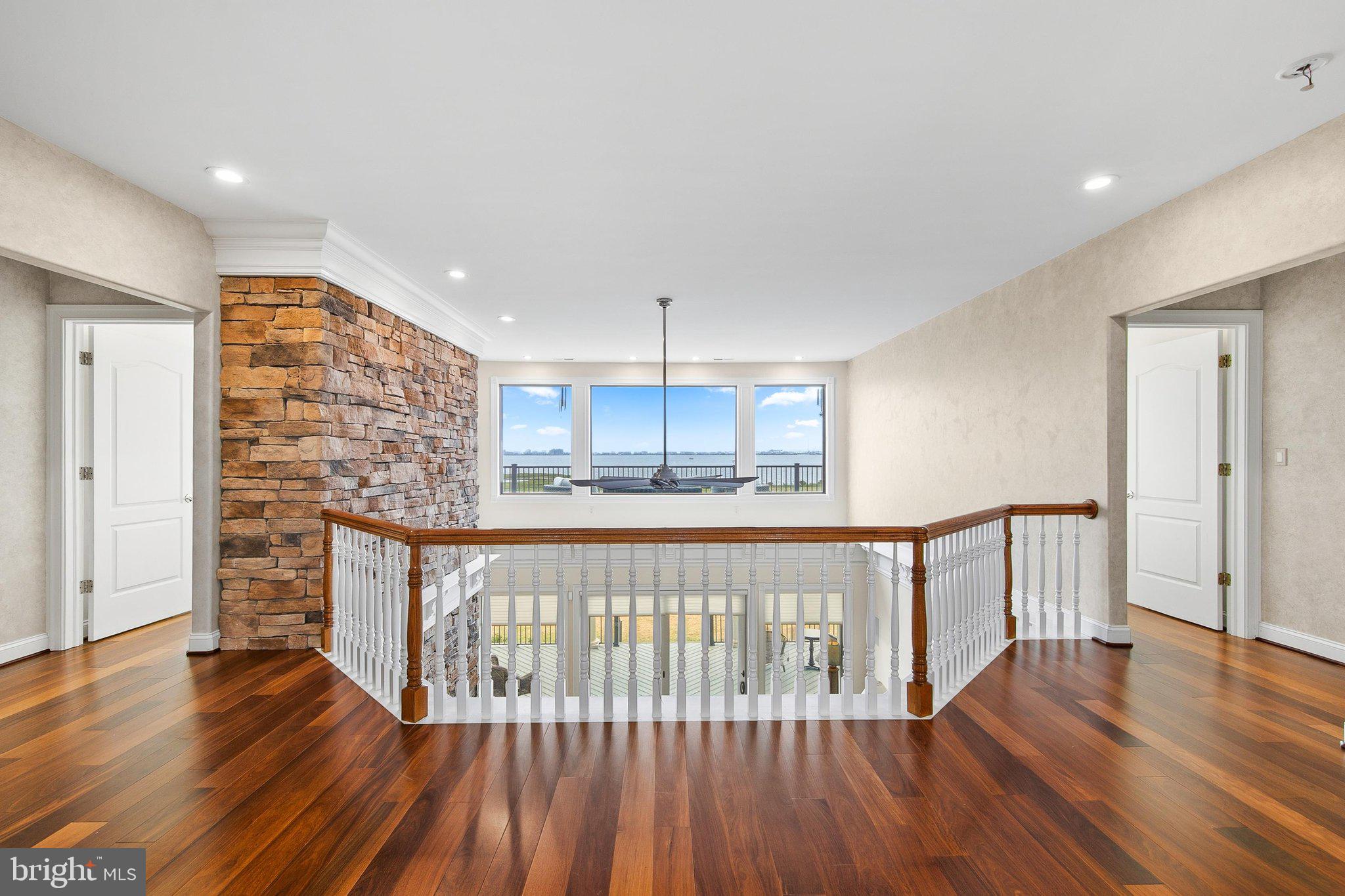 LIGHTHOUSE SOUND - Residential