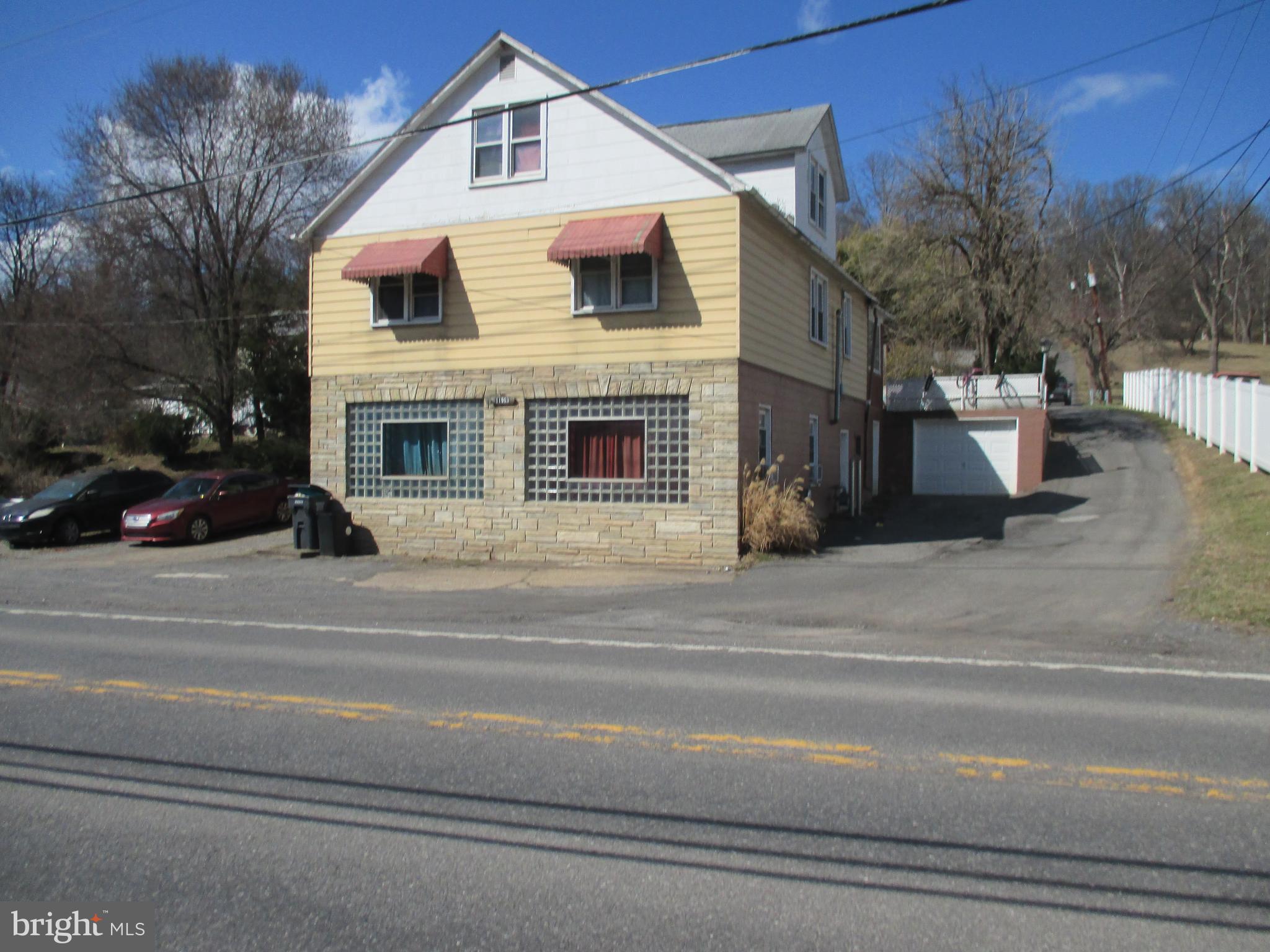 Main image without alt text