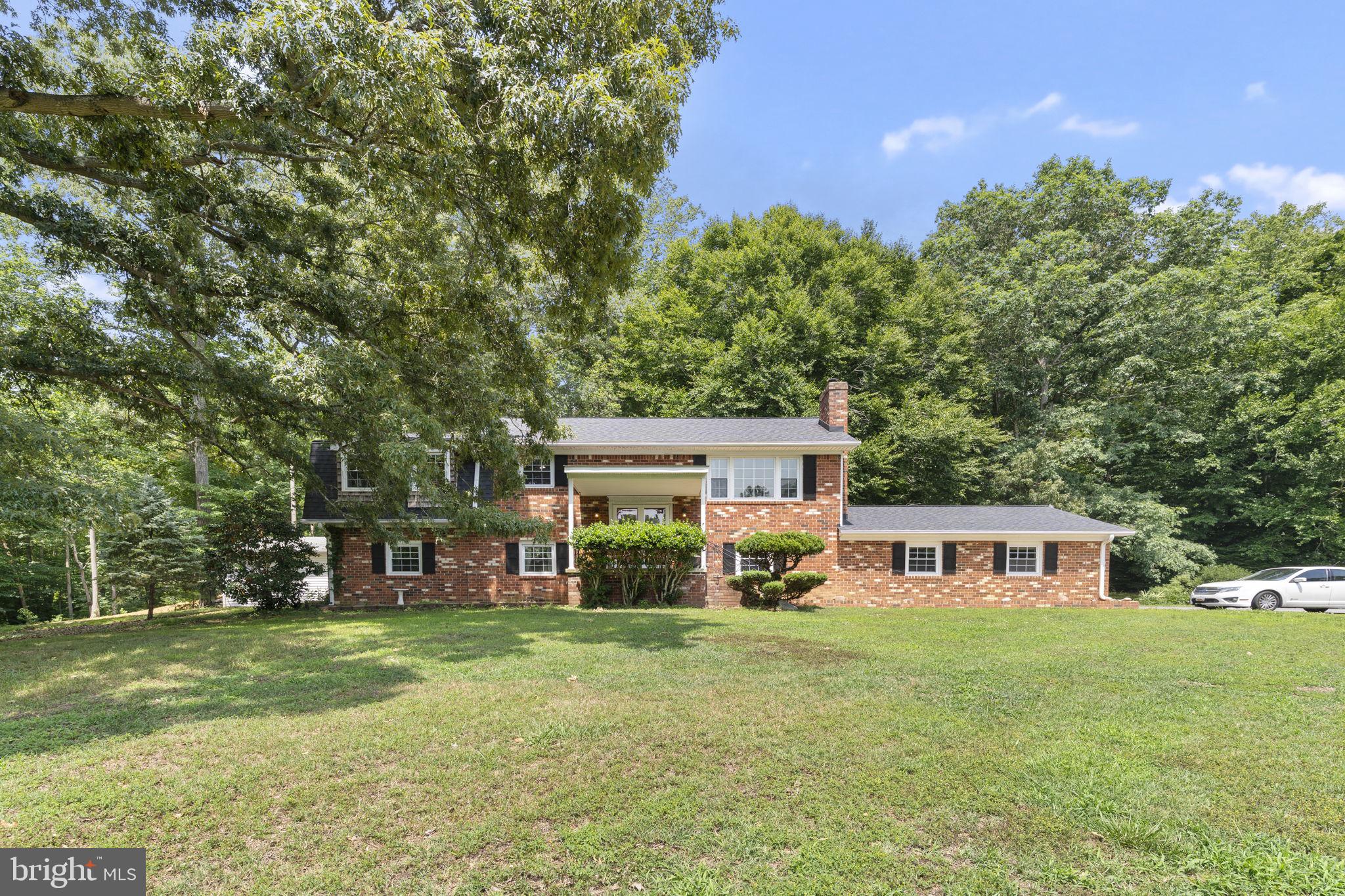 COUNTRY LAKES - Residential