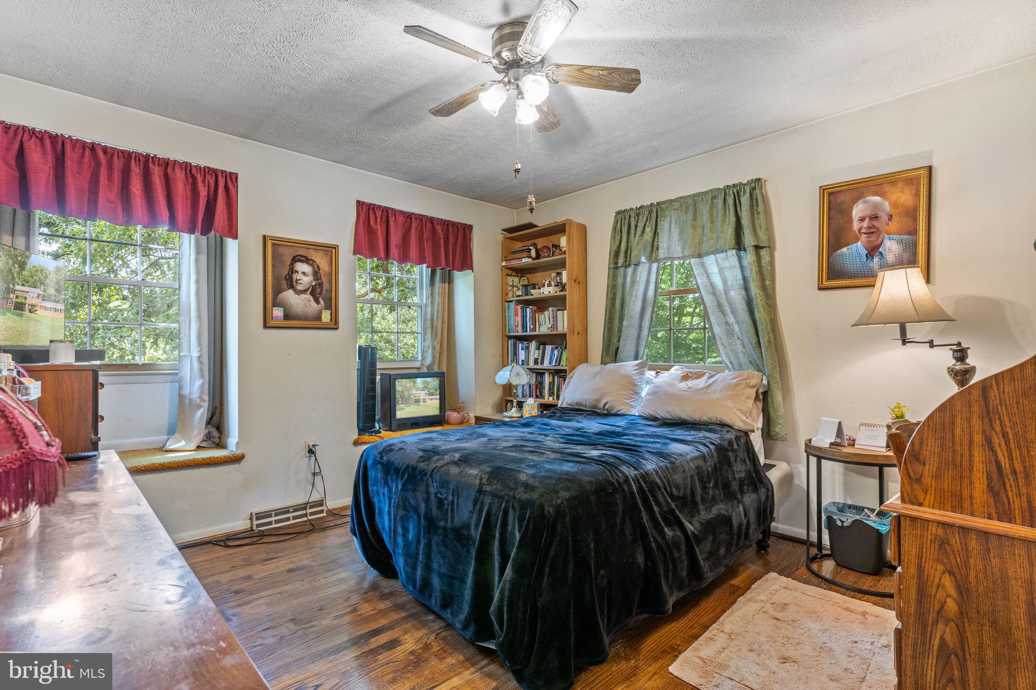 COUNTRY LAKES - Residential