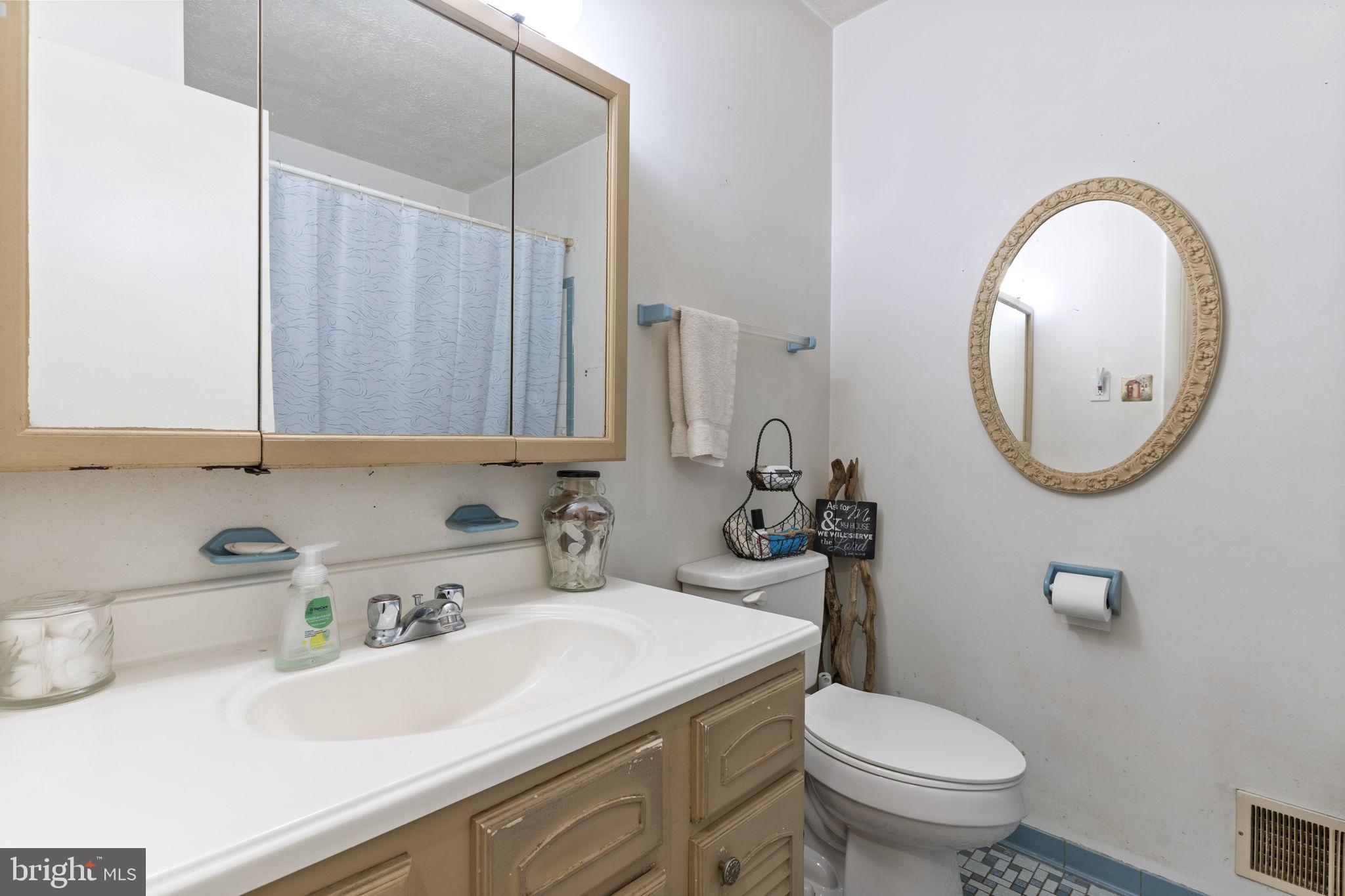 COUNTRY LAKES - Residential