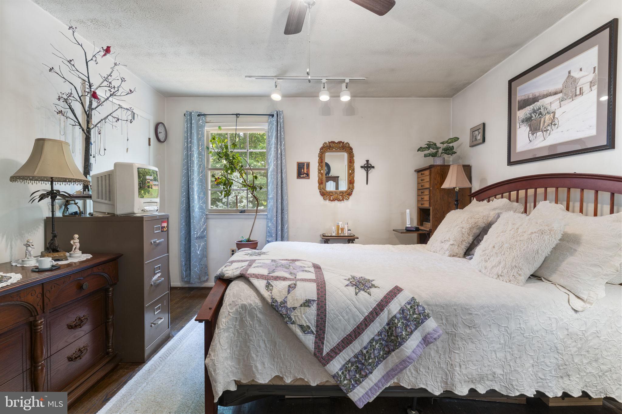 COUNTRY LAKES - Residential