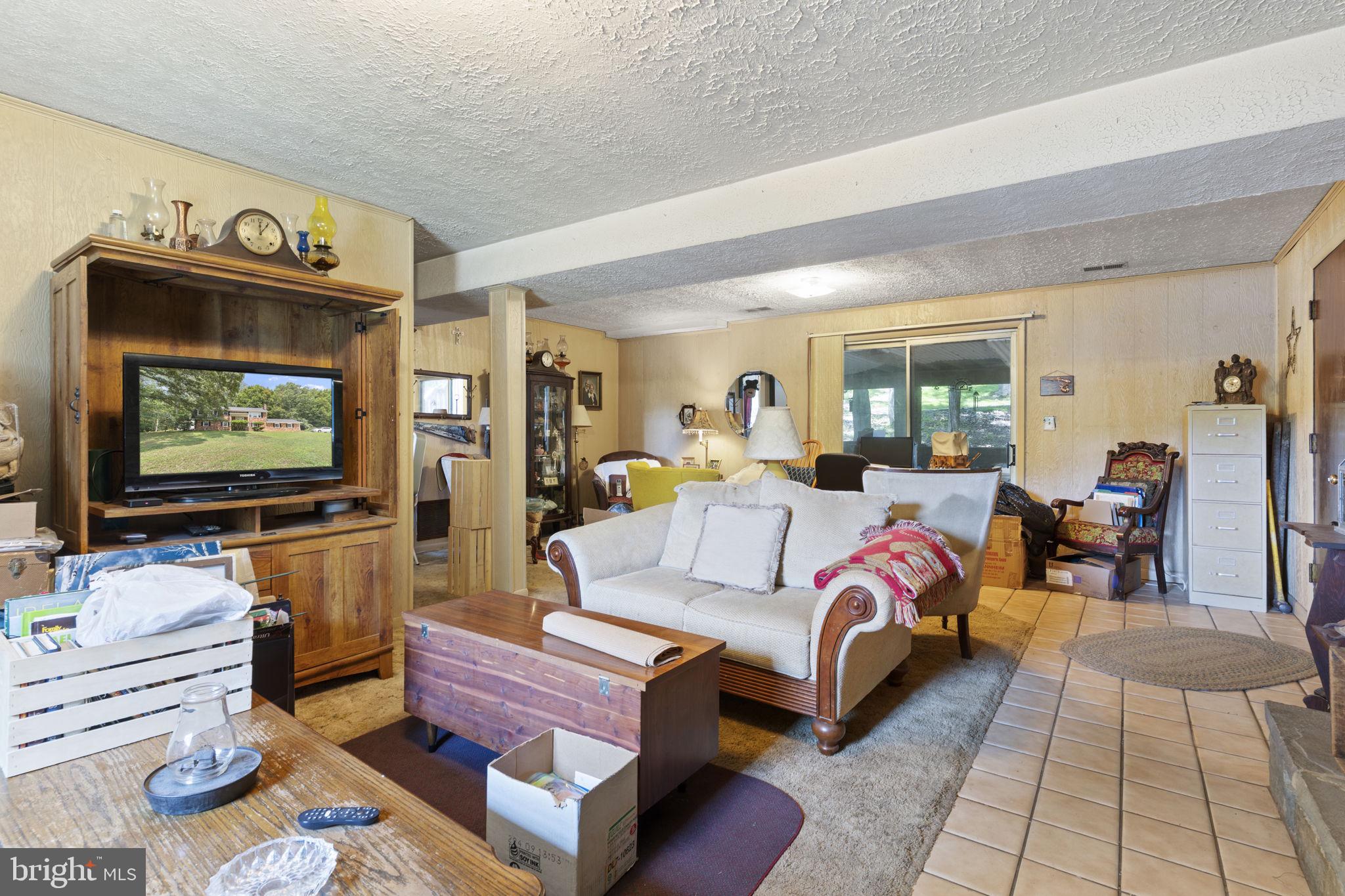 COUNTRY LAKES - Residential