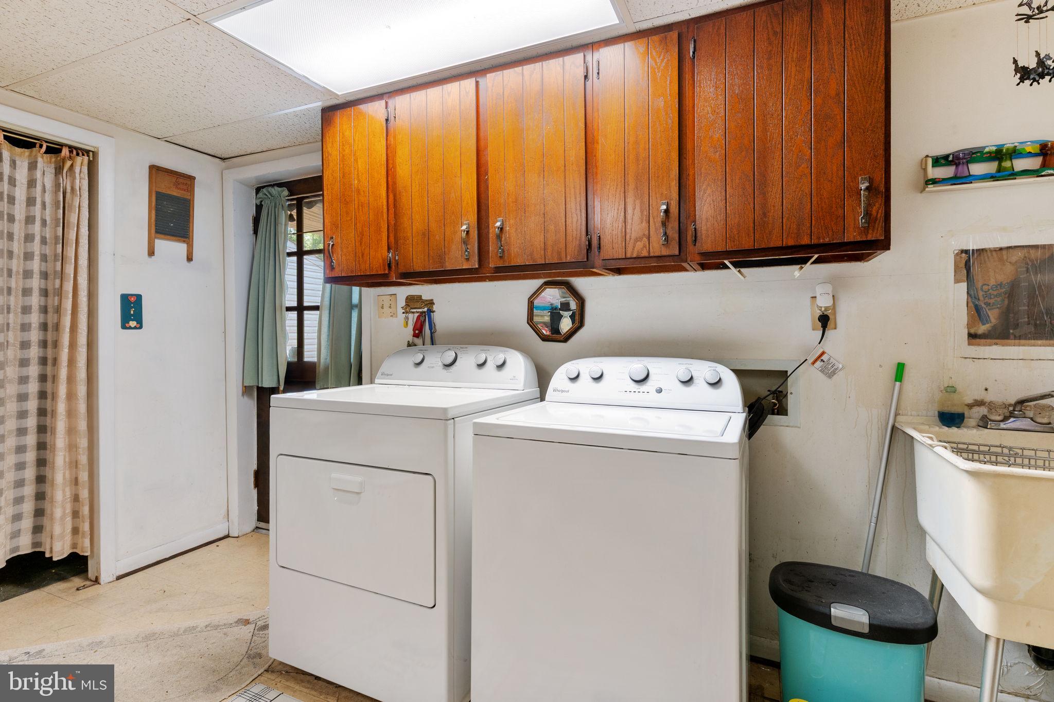 COUNTRY LAKES - Residential