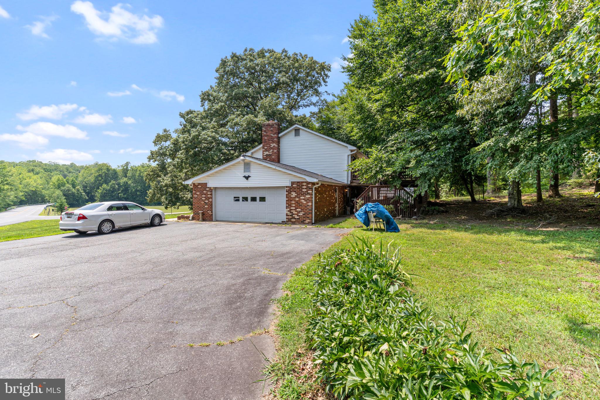 COUNTRY LAKES - Residential