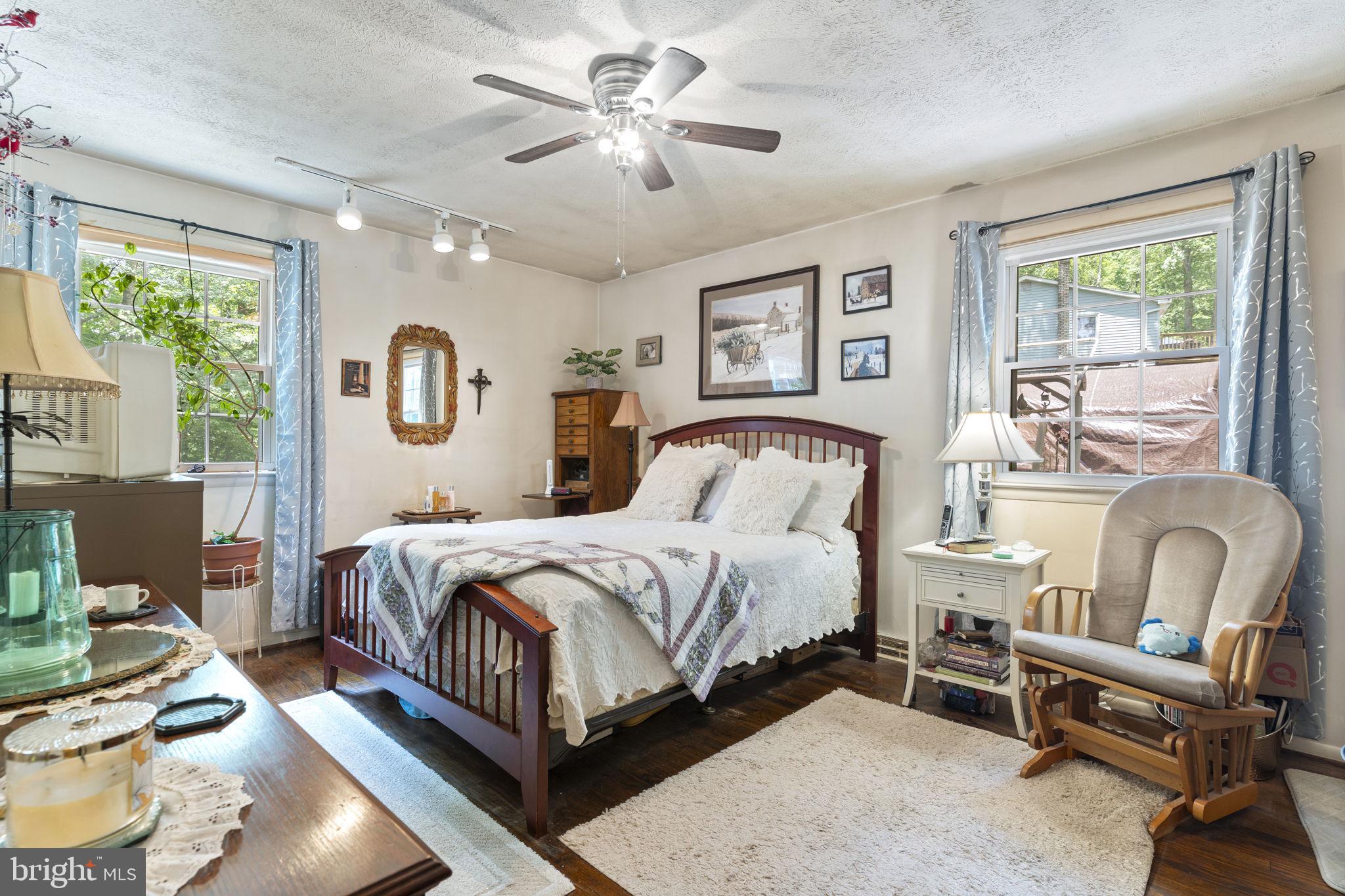 COUNTRY LAKES - Residential