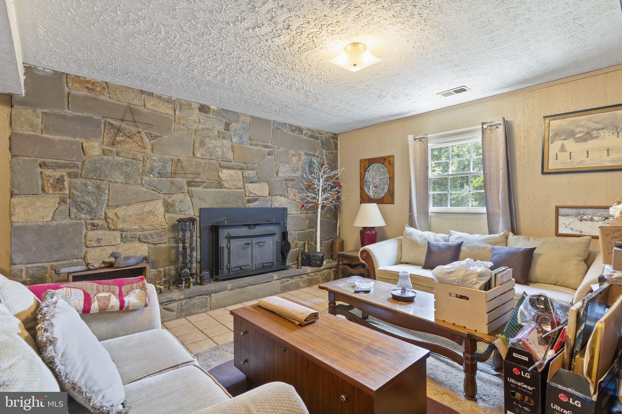 COUNTRY LAKES - Residential