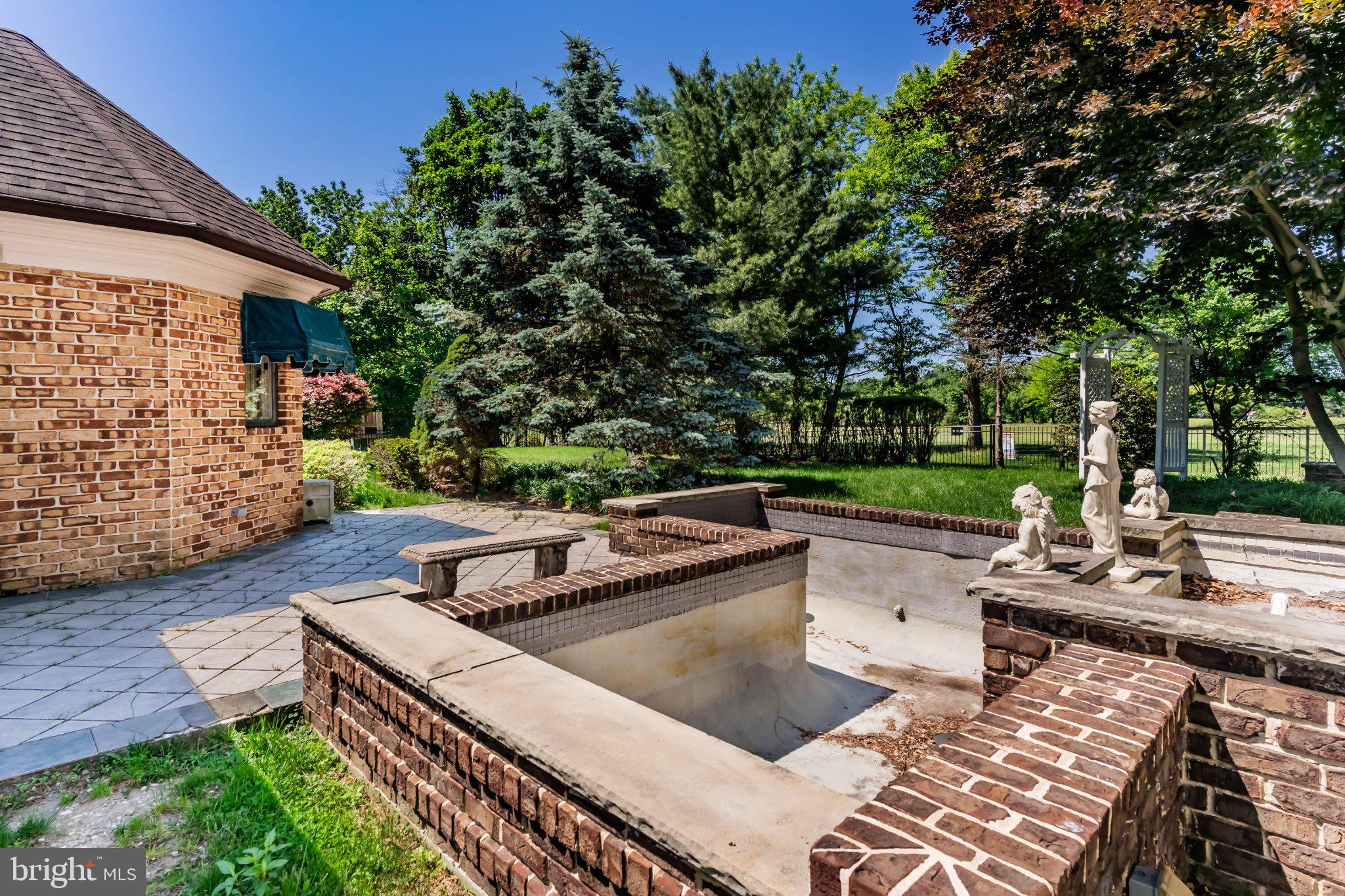FOREST HILLS - Residential