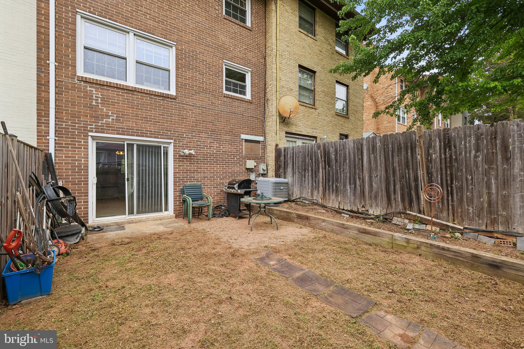 LONDON TOWNE - Residential