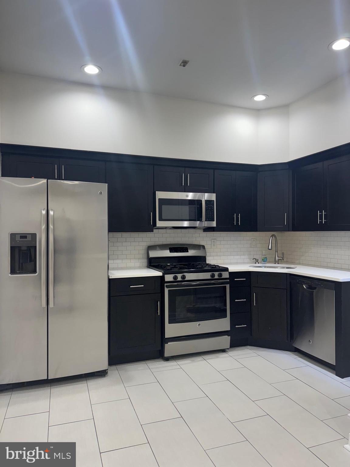QUEEN VILLAGE - Residential Lease