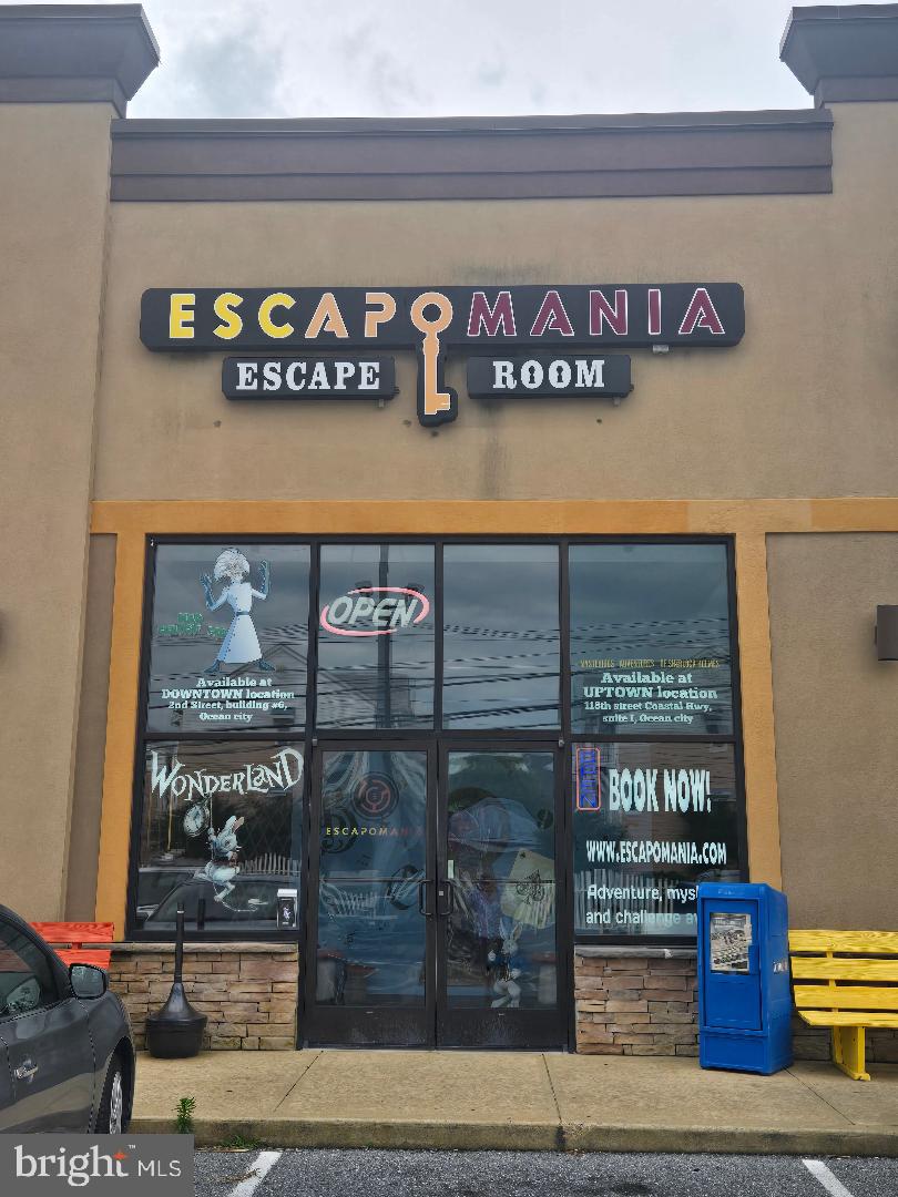 Tremendous opportunity for investment or end user. Current lease must be honored. Excellent shopping center - midtown. Excluded buyers. Call listing agent before writing offer. Do not show until contacting listing agent.