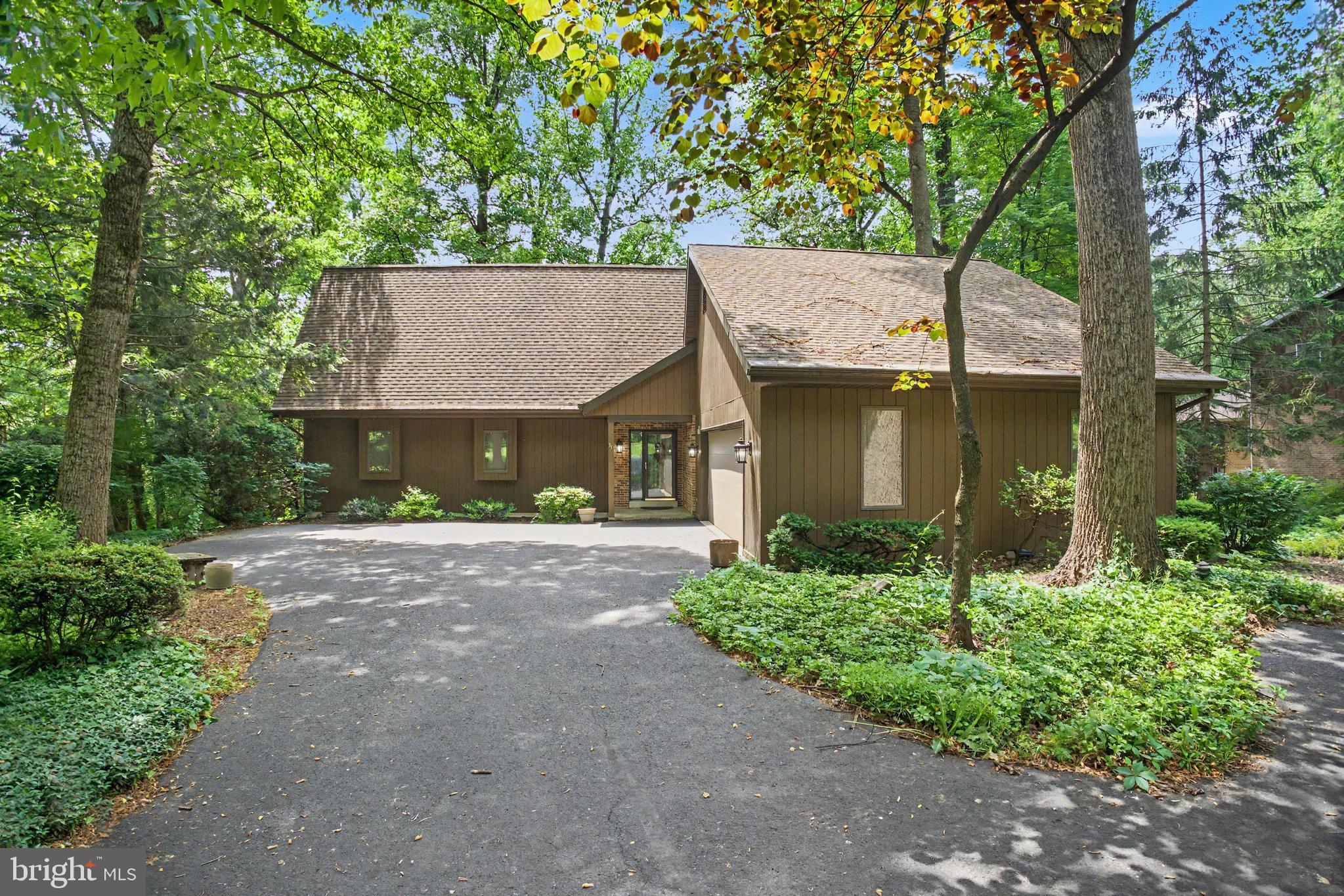 Built by David Heisey Construction in the desirable Timbervilla community, this beautifully maintained, single-owner home perfectly blends seclusion with commuter convenience. Enjoy an effortless 20-minute commute to Lancaster, Harrisburg, or York, then return home to total tranquility. The residence boasts a desirable first-floor primary suite and two additional upper-level bedrooms. Inside, the great room commands attention with its vaulted ceilings and a full-wall brick fireplace. The updated eat-in kitchen features premium granite countertops and rich oak cabinetry. Step outside to a spacious deck that offers a tranquil retreat perfect for outdoor entertaining.